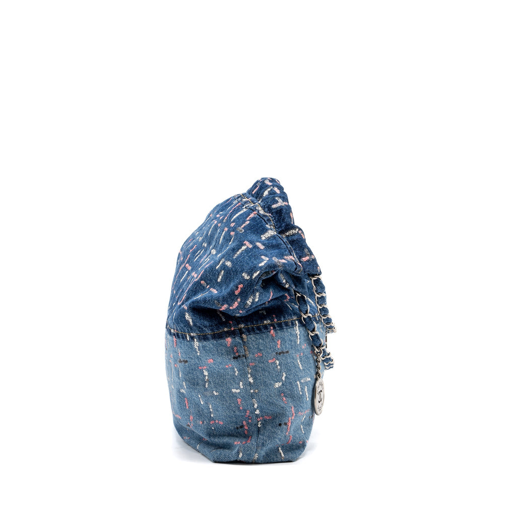 CHANEL MEDIUM 22 BAG LIMITED EDITION DENIM BLUE/MULTICOLOUR SHW (MICROCHIP)