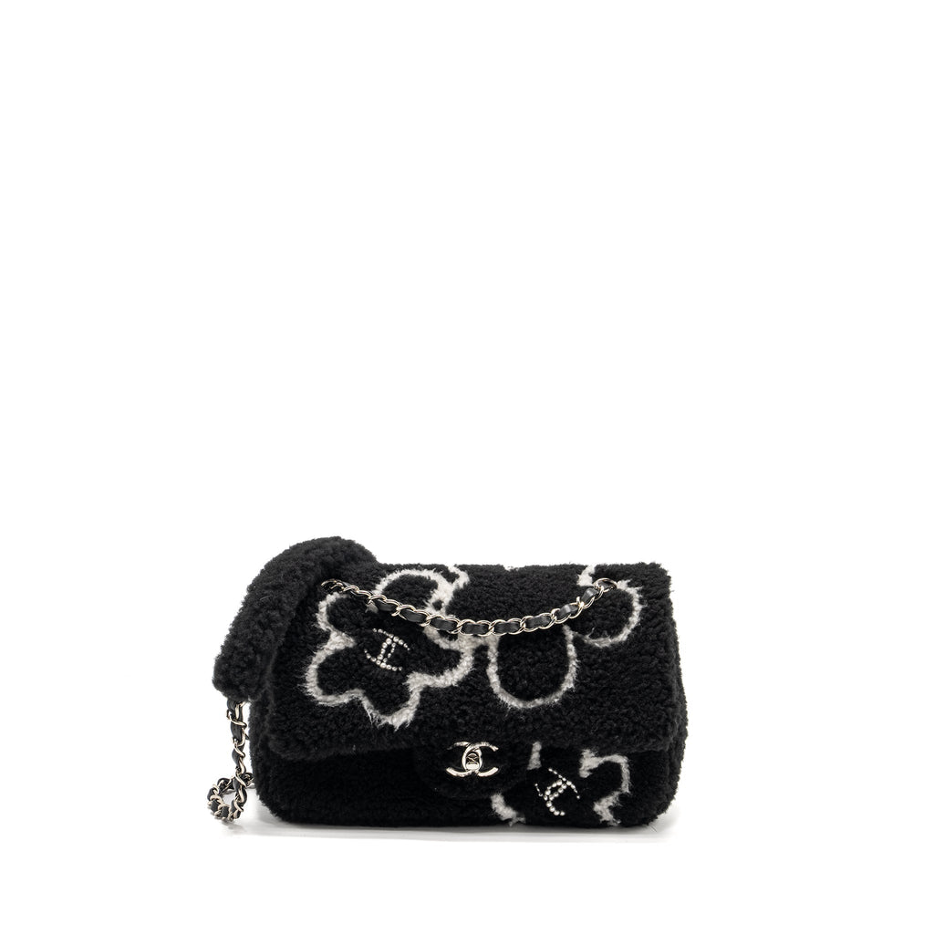 CHANEL 22A FLUFFY CAMELLIA FLAP BAG EMBROIDERED SHEARLING LAMBSKIN BLACK / WHITE SHW (MICROCHIP)