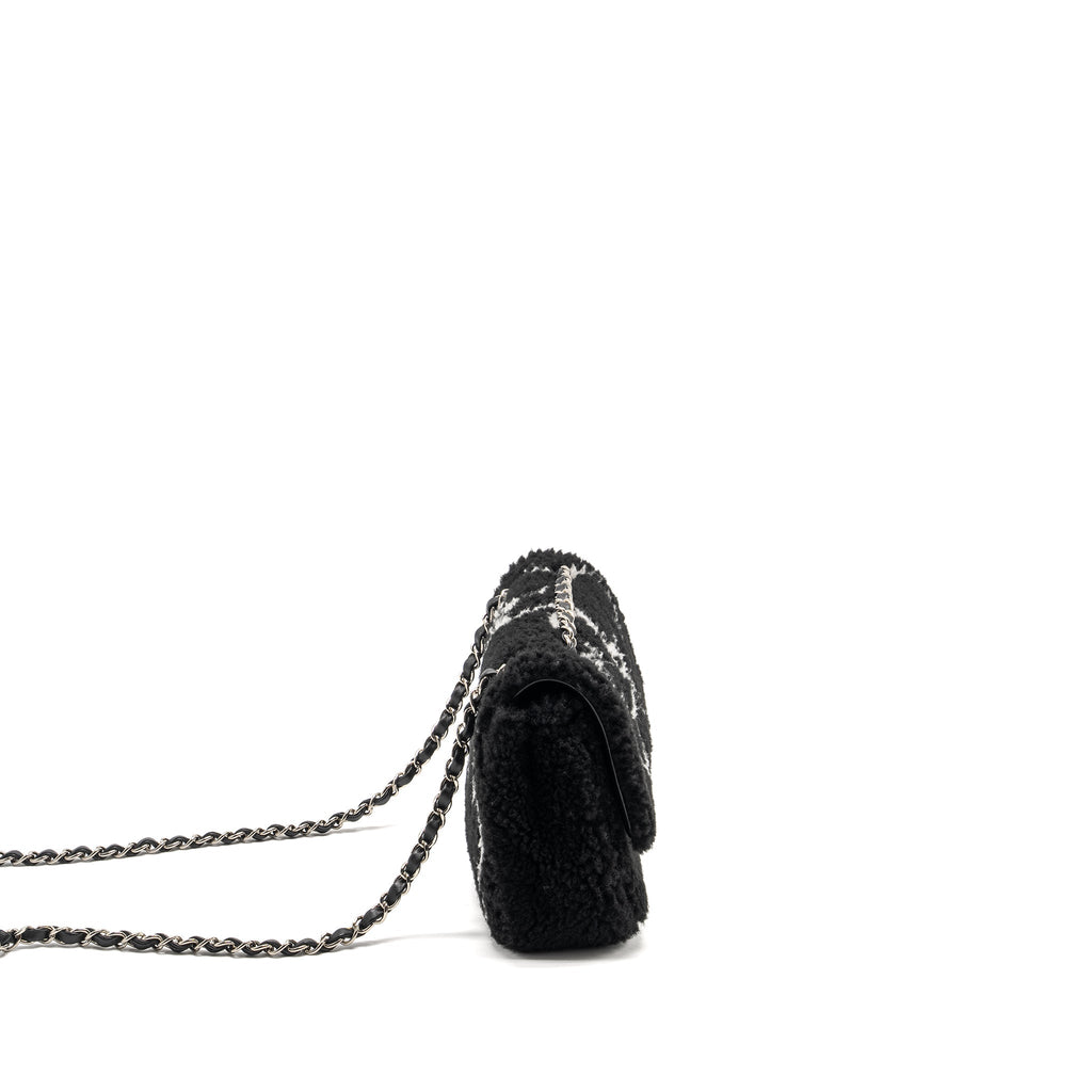 CHANEL 22A FLUFFY CAMELLIA FLAP BAG EMBROIDERED SHEARLING LAMBSKIN BLACK / WHITE SHW (MICROCHIP)