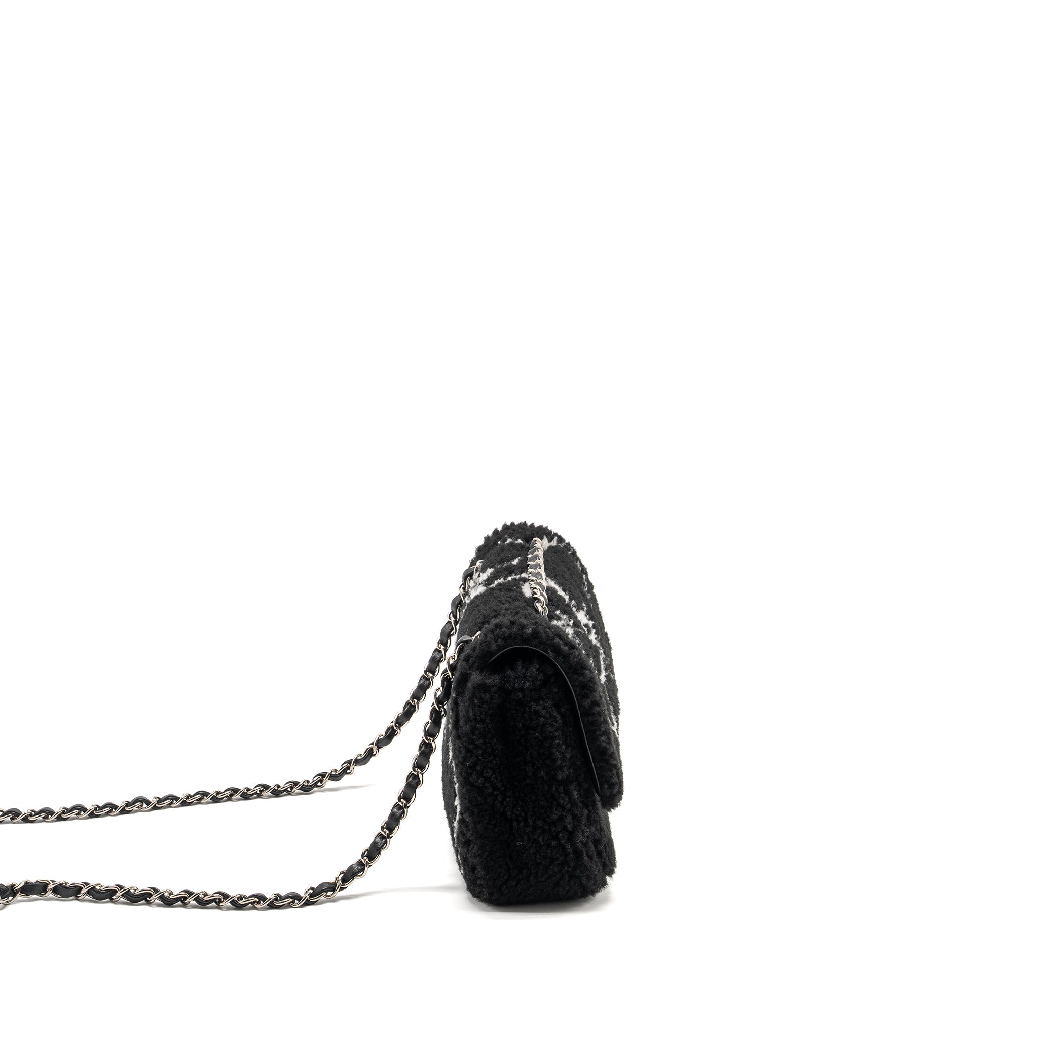 CHANEL 22A FLUFFY CAMELLIA FLAP BAG EMBROIDERED SHEARLING LAMBSKIN BLACK / WHITE SHW (MICROCHIP)