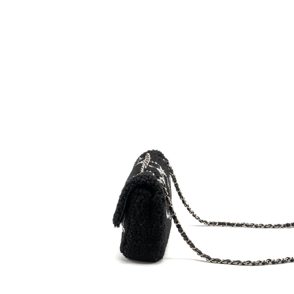 CHANEL 22A FLUFFY CAMELLIA FLAP BAG EMBROIDERED SHEARLING LAMBSKIN BLACK / WHITE SHW (MICROCHIP)