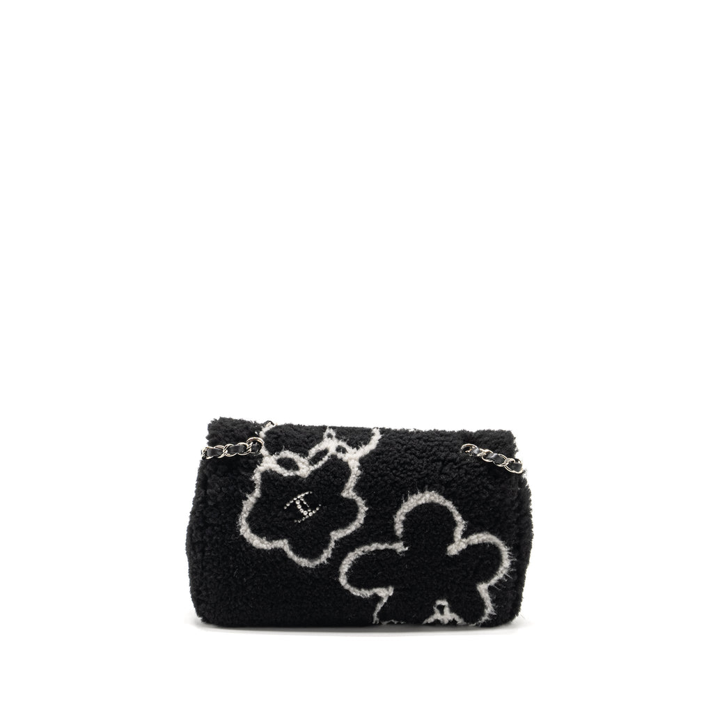 CHANEL 22A FLUFFY CAMELLIA FLAP BAG EMBROIDERED SHEARLING LAMBSKIN BLACK / WHITE SHW (MICROCHIP)