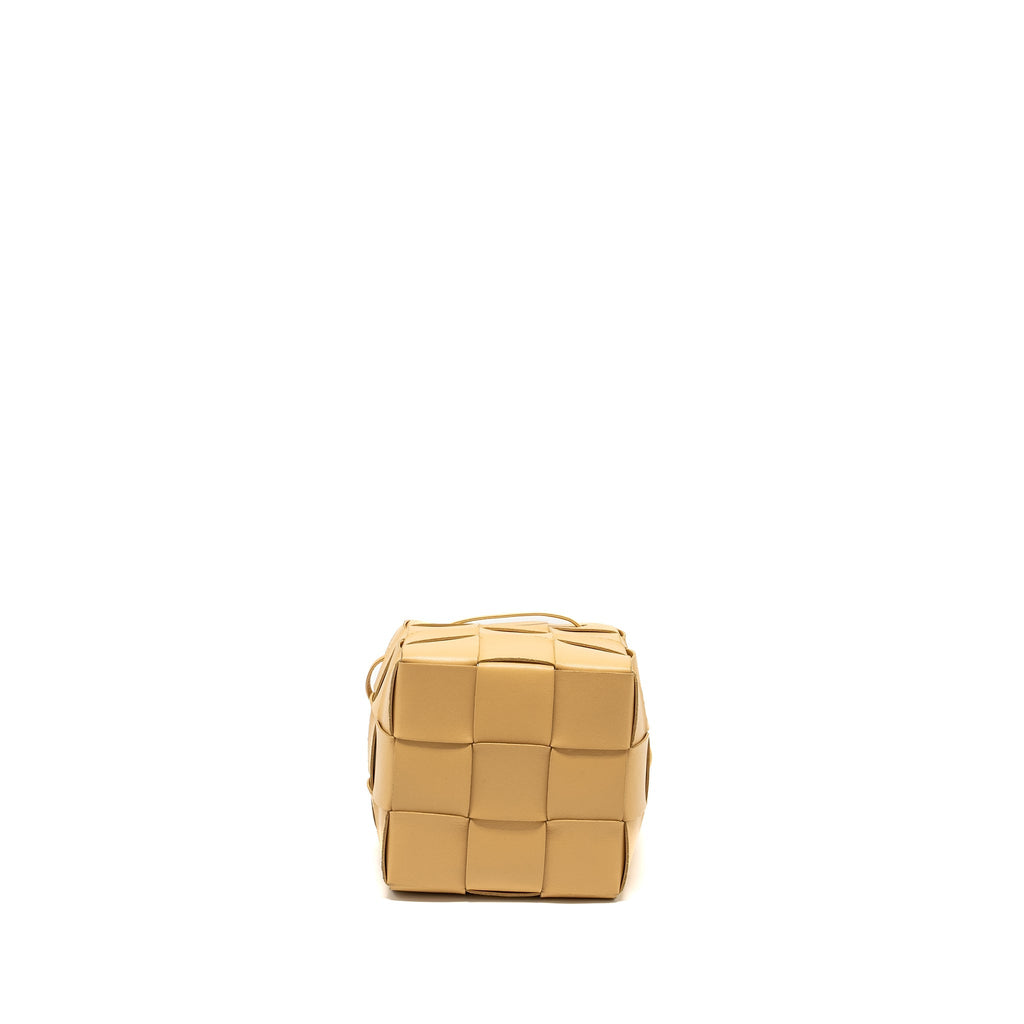 BOTTEGA VENETA SMALL CASSETTE CROSS-BODY BUCKET BAG LAMBSKIN PORRIDGE