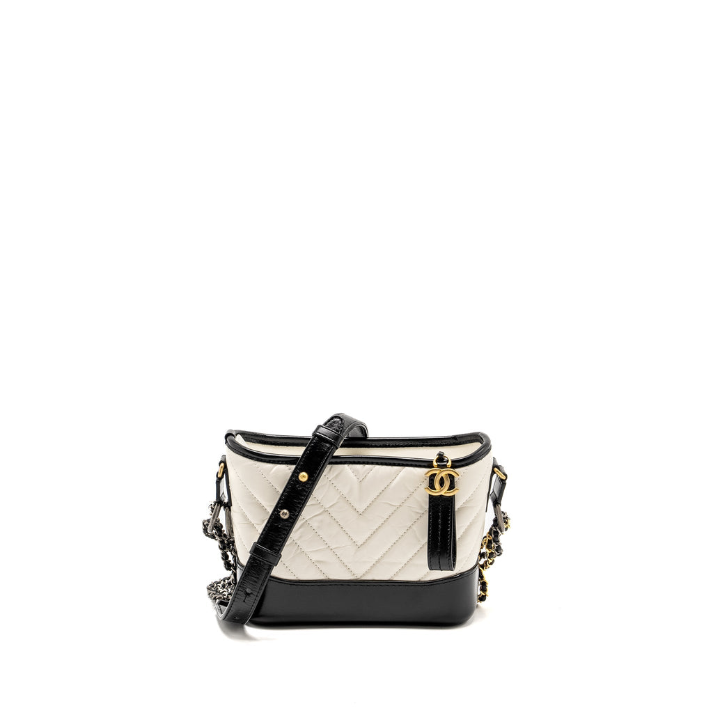 CHANEL SMALL CHEVRON GABRIELLE HOBO BAG CALFSKIN WHITE/BLACK MULTICOLOUR HARDWARE