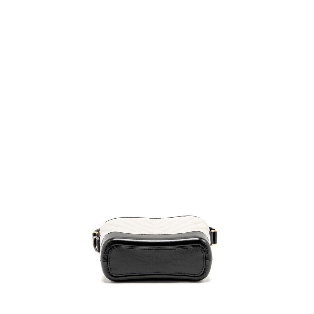 CHANEL SMALL CHEVRON GABRIELLE HOBO BAG CALFSKIN WHITE/BLACK MULTICOLOUR HARDWARE
