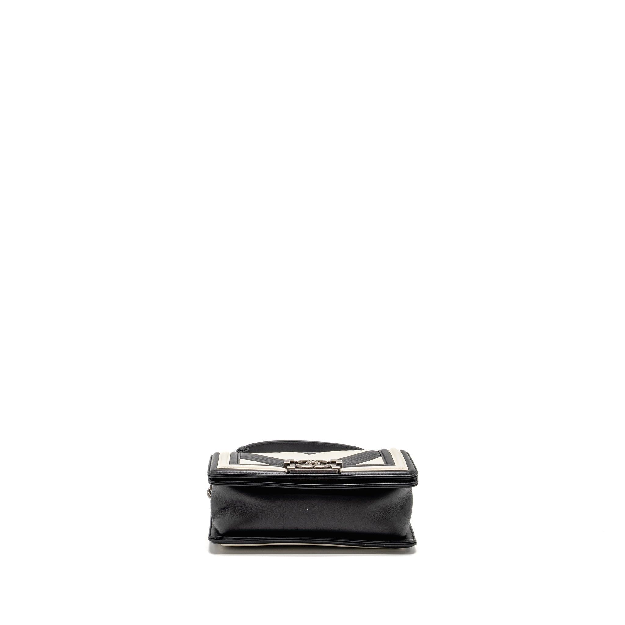 CHANEL SMALL BOY BAG CHEVRON CALFSKIN WHITE/BLACK RUTHENIUM SILVER HARDWARE
