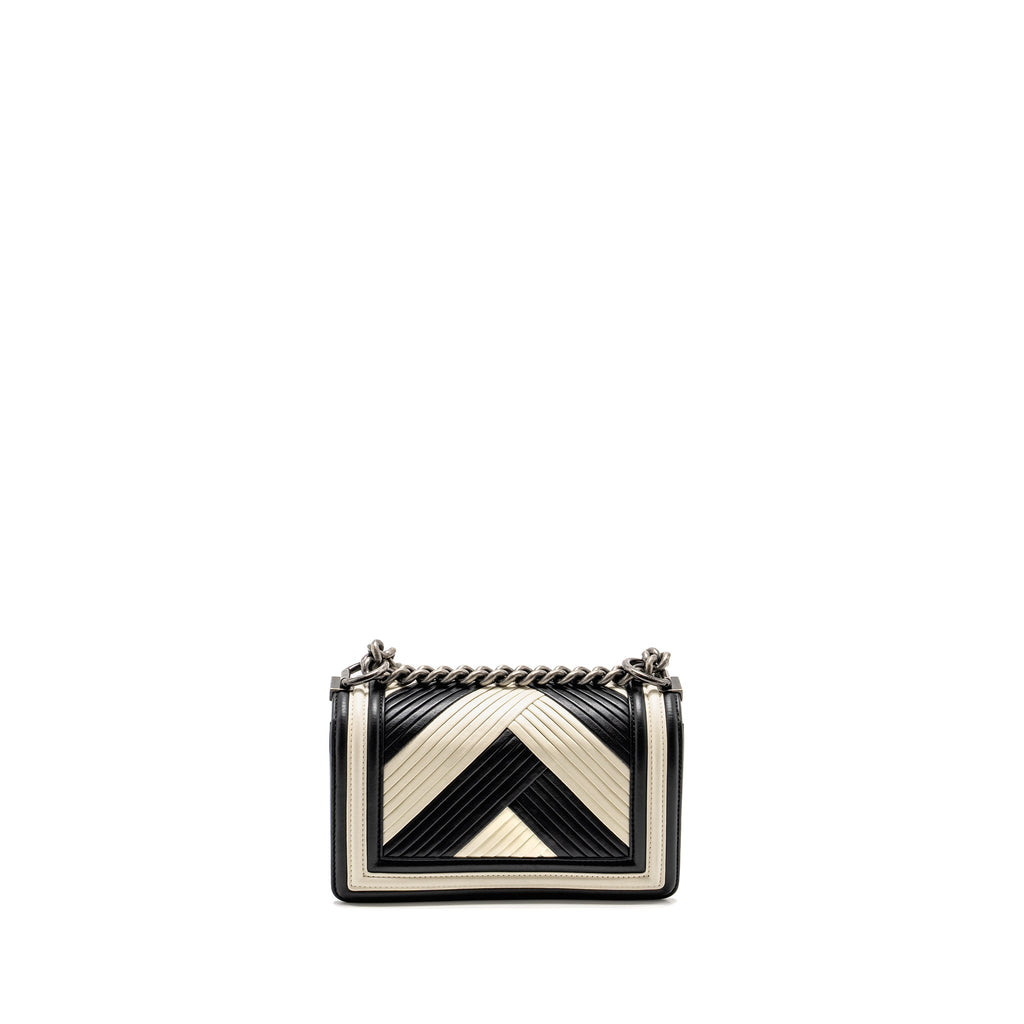 CHANEL SMALL BOY BAG CHEVRON CALFSKIN WHITE/BLACK RUTHENIUM SILVER HARDWARE