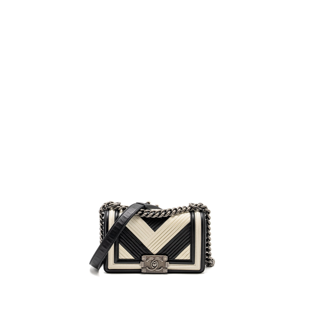 CHANEL SMALL BOY BAG CHEVRON CALFSKIN WHITE/BLACK RUTHENIUM SILVER HARDWARE