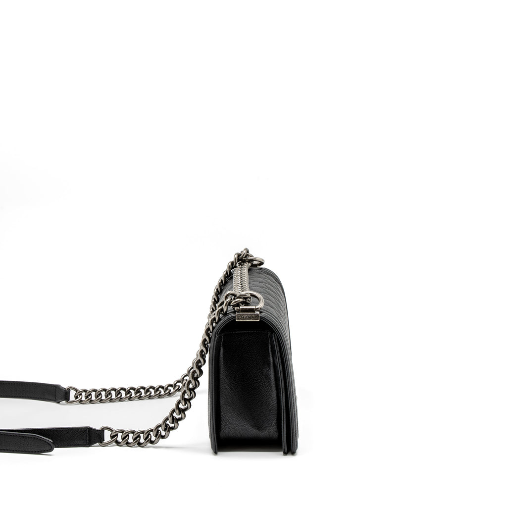 CHANEL MEDIUM BOY BAG GRAINED CALFSKIN BLACK RUTHENIUM HARDWARE