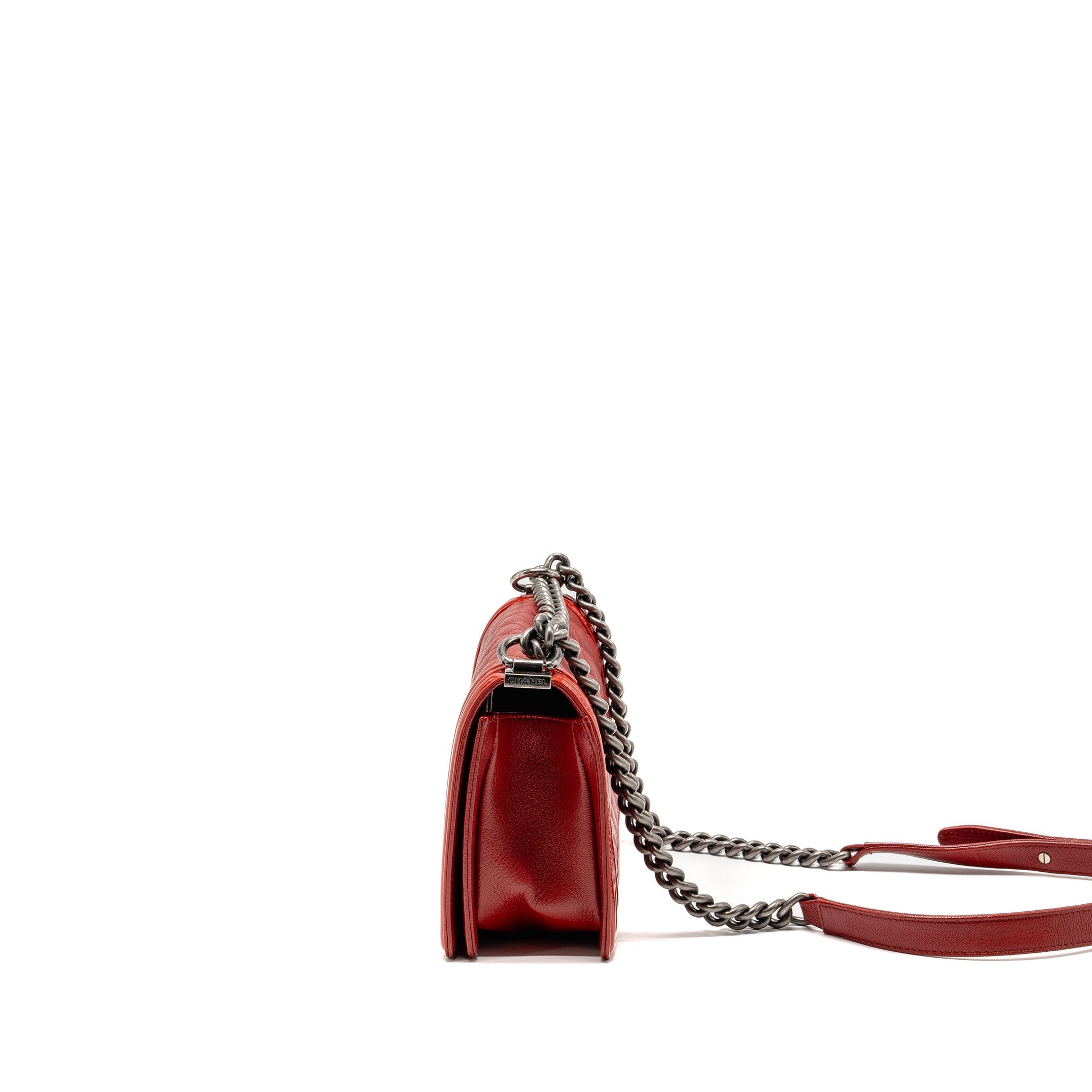 CHANEL MEDIUM BOY BAG CALFSKIN/PATENT RED RUTHENIUM SILVER HARDWARE