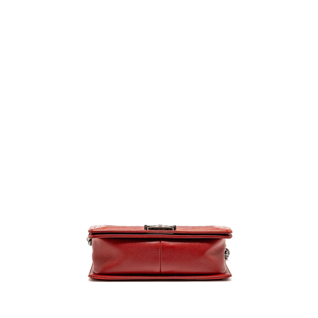 CHANEL MEDIUM BOY BAG CALFSKIN/PATENT RED RUTHENIUM SILVER HARDWARE