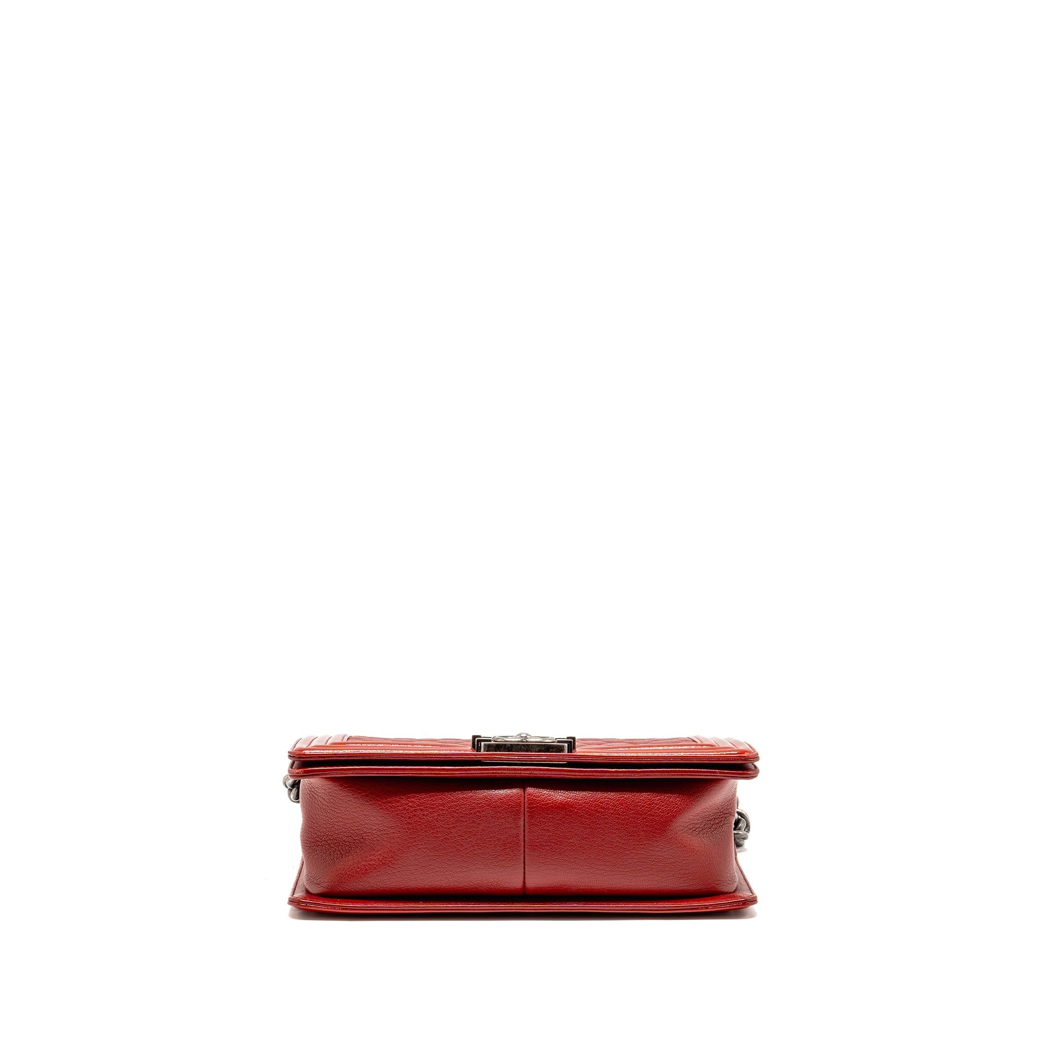 CHANEL MEDIUM BOY BAG CALFSKIN/PATENT RED RUTHENIUM SILVER HARDWARE