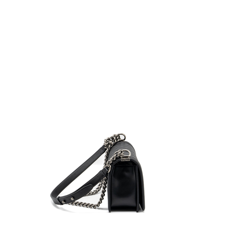 CHANEL MEDIUM BOY BAG CALFSKIN BLACK RUTHENIUM HARDWARE
