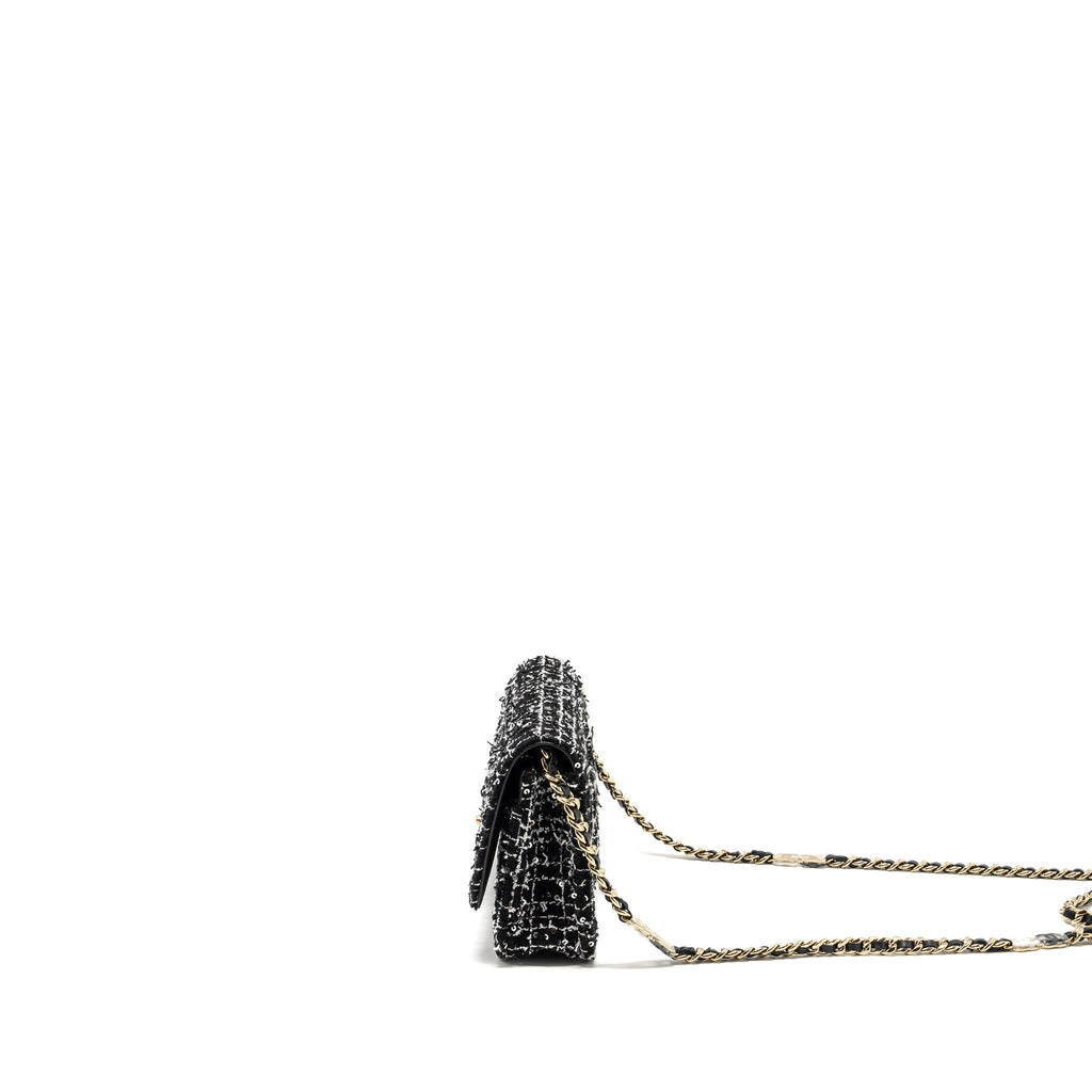CHANEL 24P DETAIL CHAINS WALLET ON CHAIN TWEED/SEQUINS BLACK/WHITE LGHW (MICROCHIP)