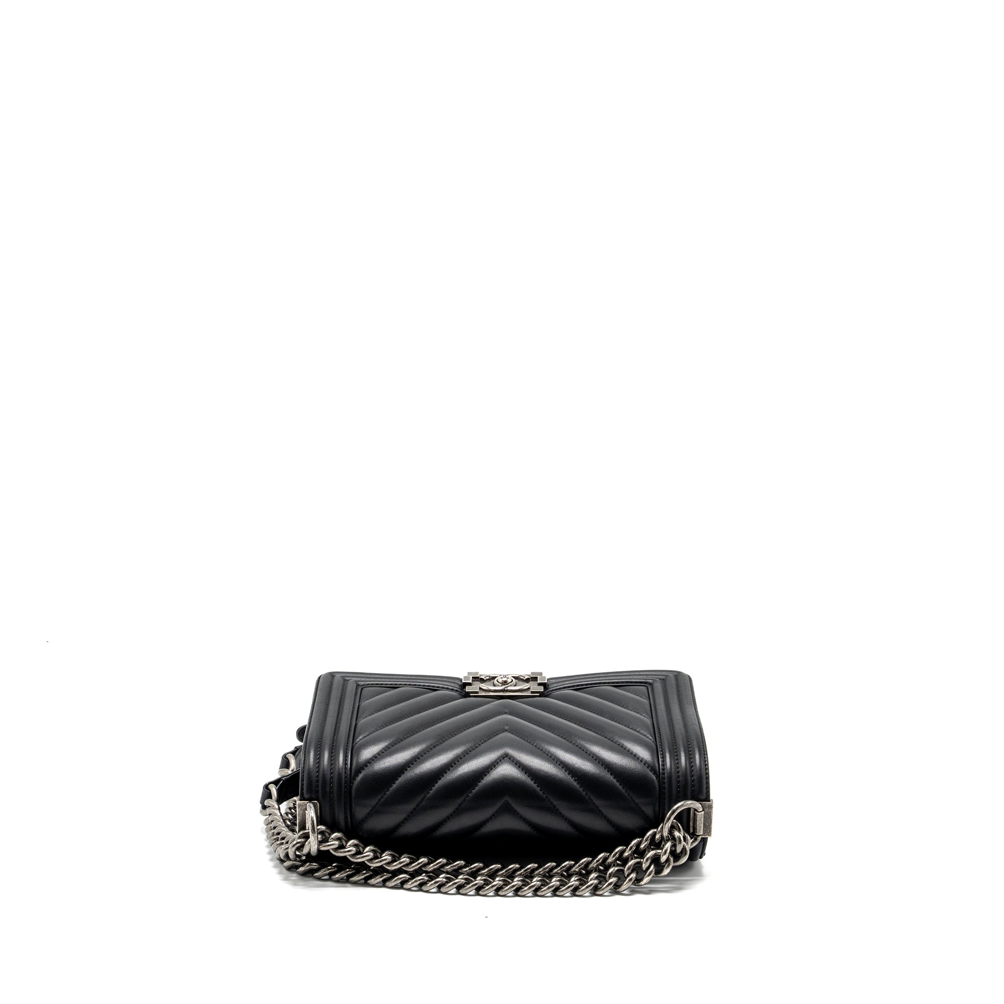 CHANEL MEDIUM CHEVRON BOY BAG LAMBSKIN BLACK RUTHENIUM HARDWARE