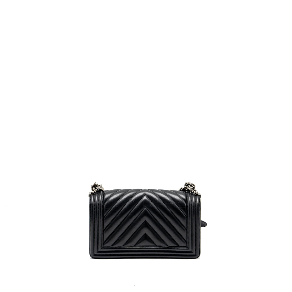 CHANEL MEDIUM CHEVRON BOY BAG LAMBSKIN BLACK RUTHENIUM HARDWARE