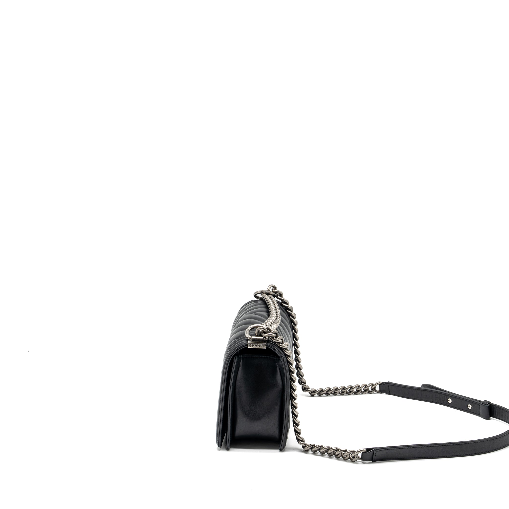 CHANEL MEDIUM CHEVRON BOY BAG LAMBSKIN BLACK RUTHENIUM HARDWARE