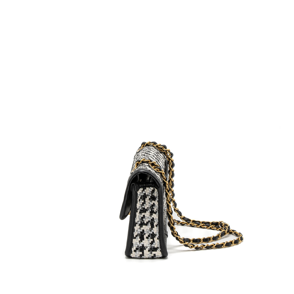 CHANEL 23C HOUNDSTOOTH WEAVING FLAP BAG TWEED/LAMBSKIN BLACK/WHITE BRUSHED GHW (MICROCHIP)