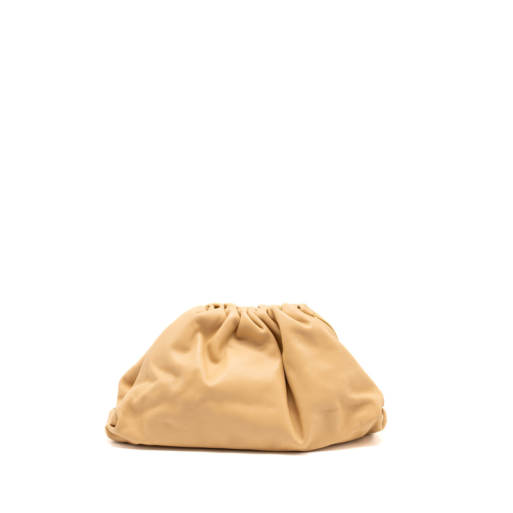 BOTTEGA VENETA THE POUCH LARGE LEATHER CLUTCH BEIGE GHW