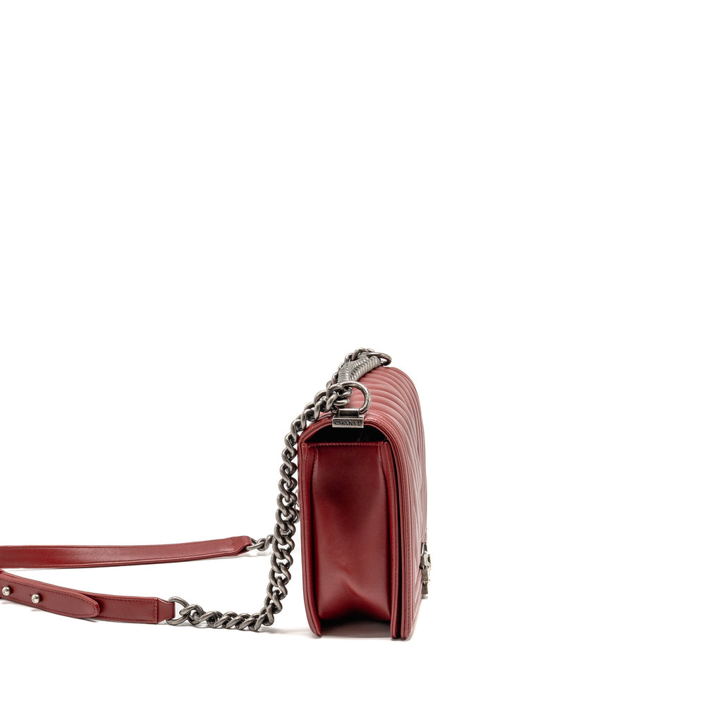 CHANEL CHEVRON NEW MEDIUM BOY BAG CALFSKIN RED RUTHENIUM HARDWARE