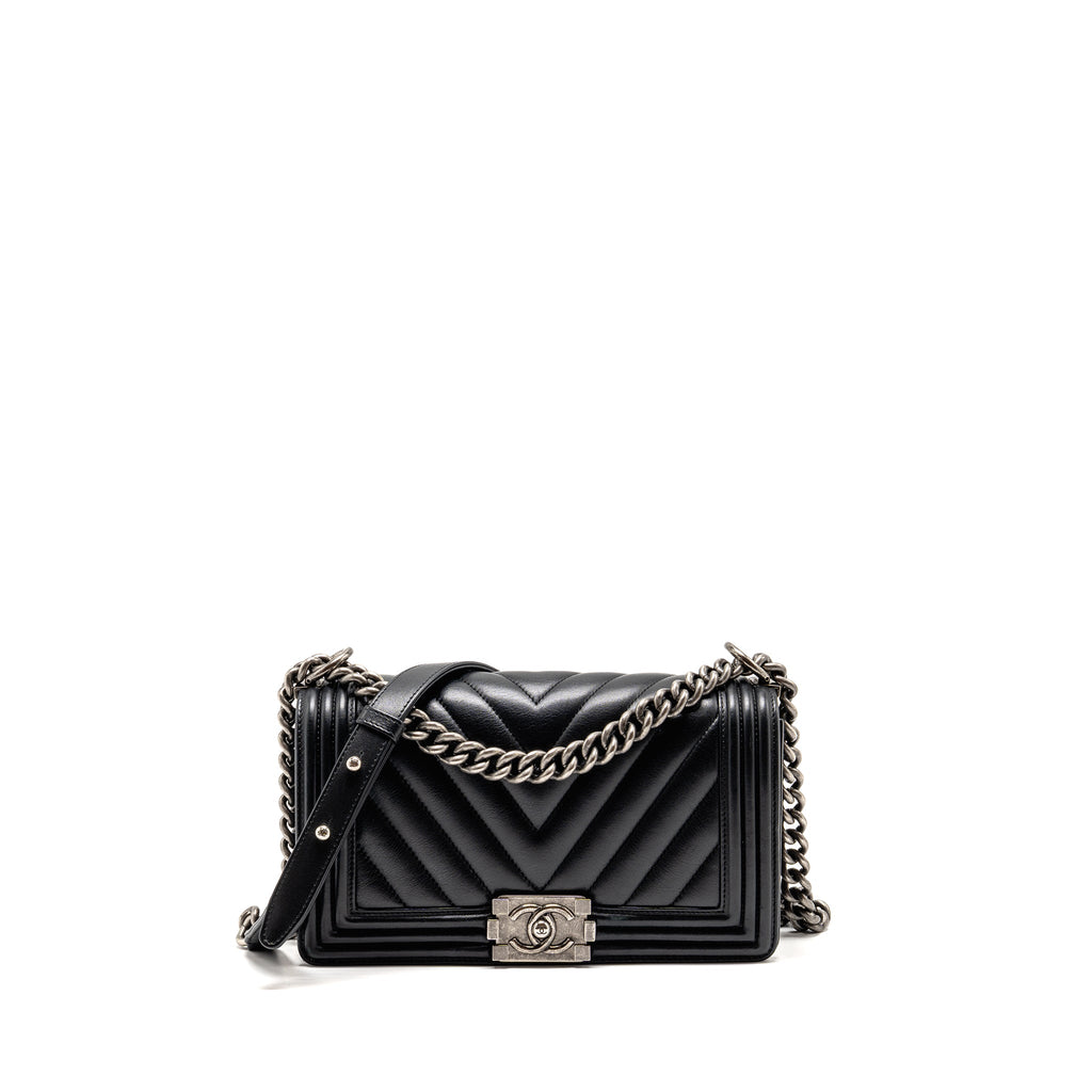 CHANEL CHEVRON MEDIUM BOY BAG CALFSKIN BLACK RUTHENIUM SHW