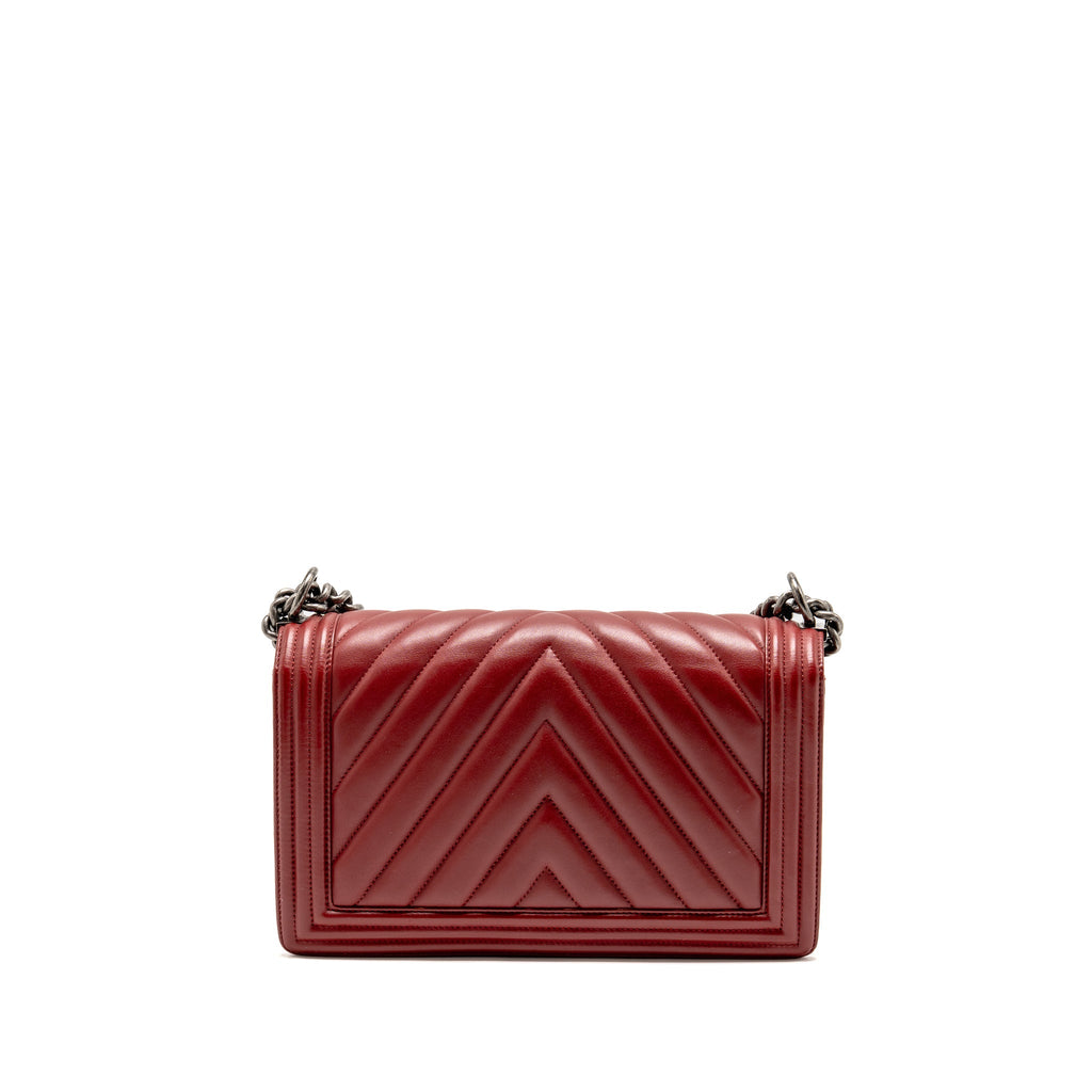 CHANEL CHEVRON NEW MEDIUM BOY BAG CALFSKIN RED RUTHENIUM HARDWARE