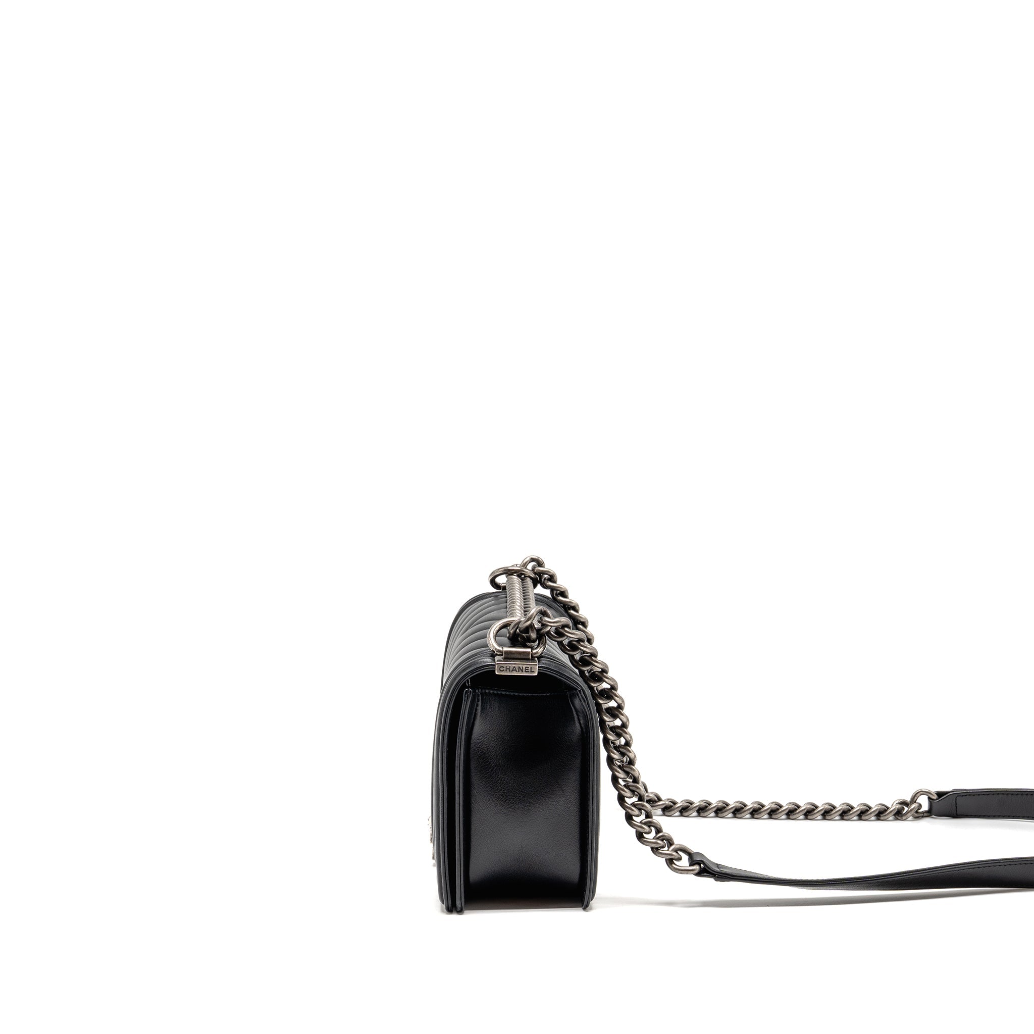 CHANEL CHEVRON MEDIUM BOY BAG CALFSKIN BLACK RUTHENIUM SHW