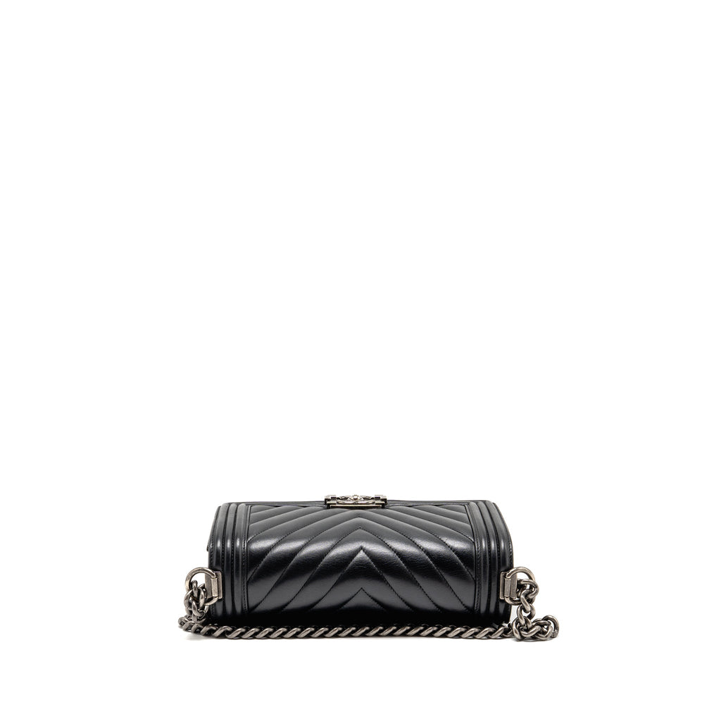CHANEL CHEVRON MEDIUM BOY BAG CALFSKIN BLACK RUTHENIUM SHW