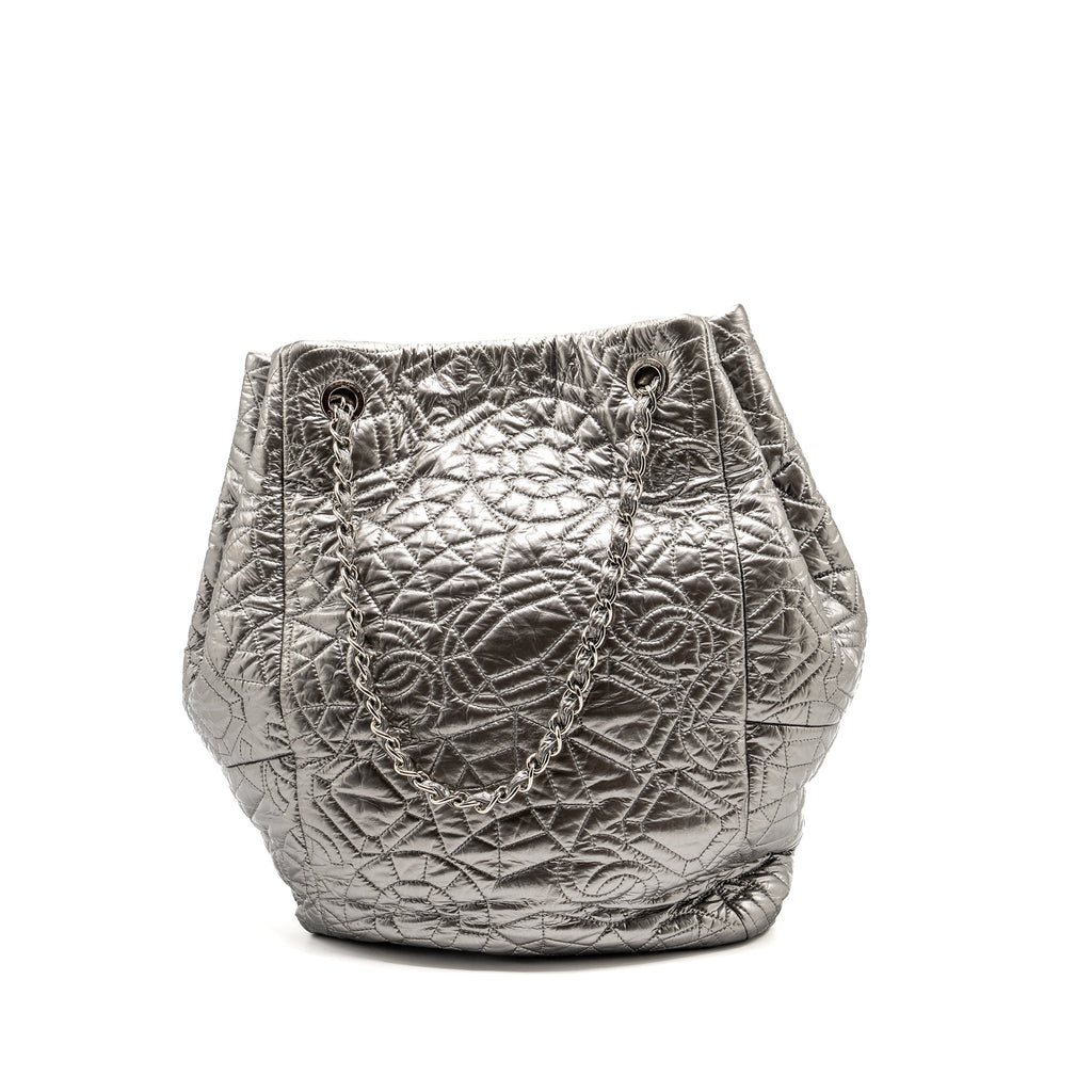 CHANEL VINYL GRAPHIC EDGE TOTE PATENT SILVER SHW