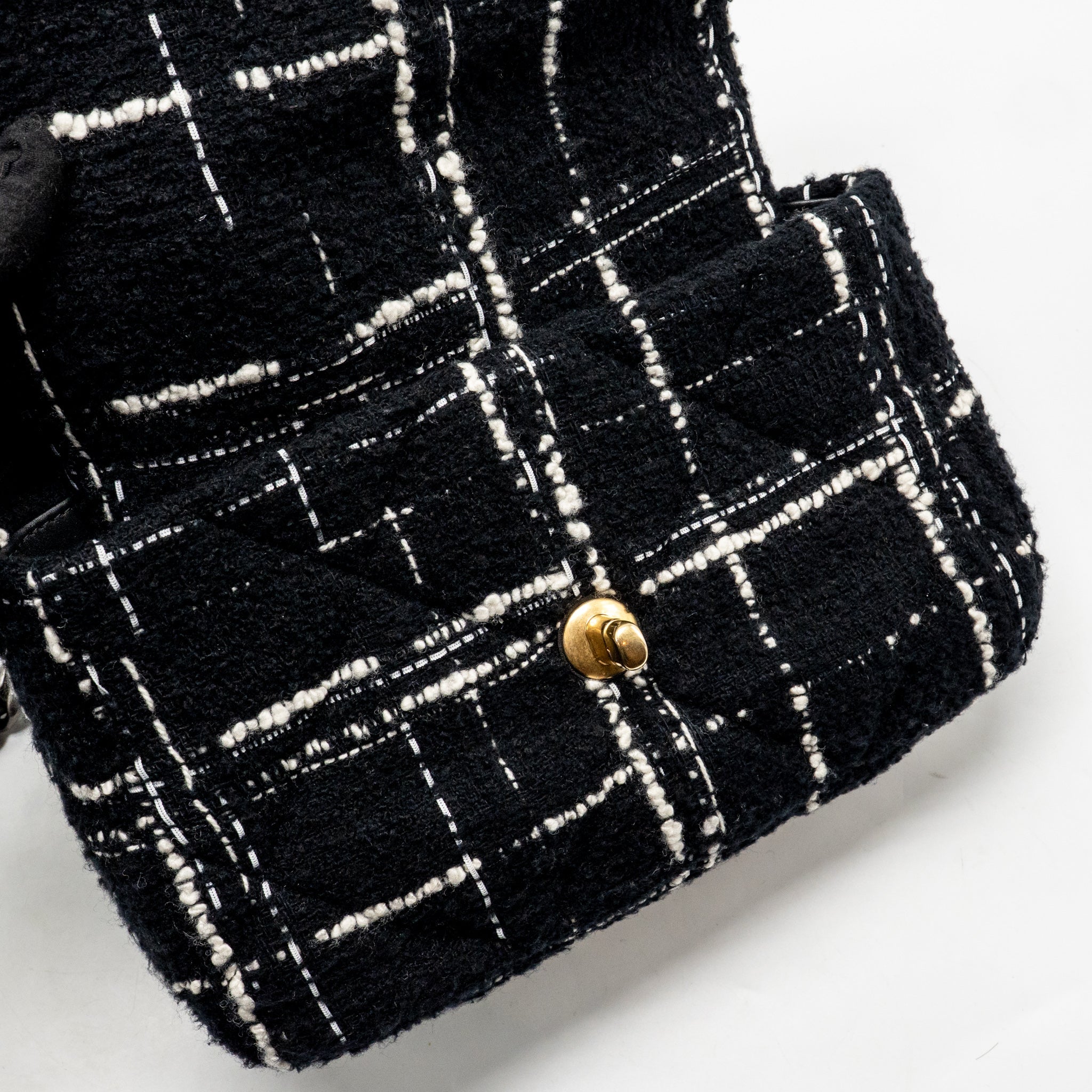 CHANEL SMALL 19 BAG TWEED BLACK / WHITE MULTICOLOUR HARDWARE (MICROCHIP)