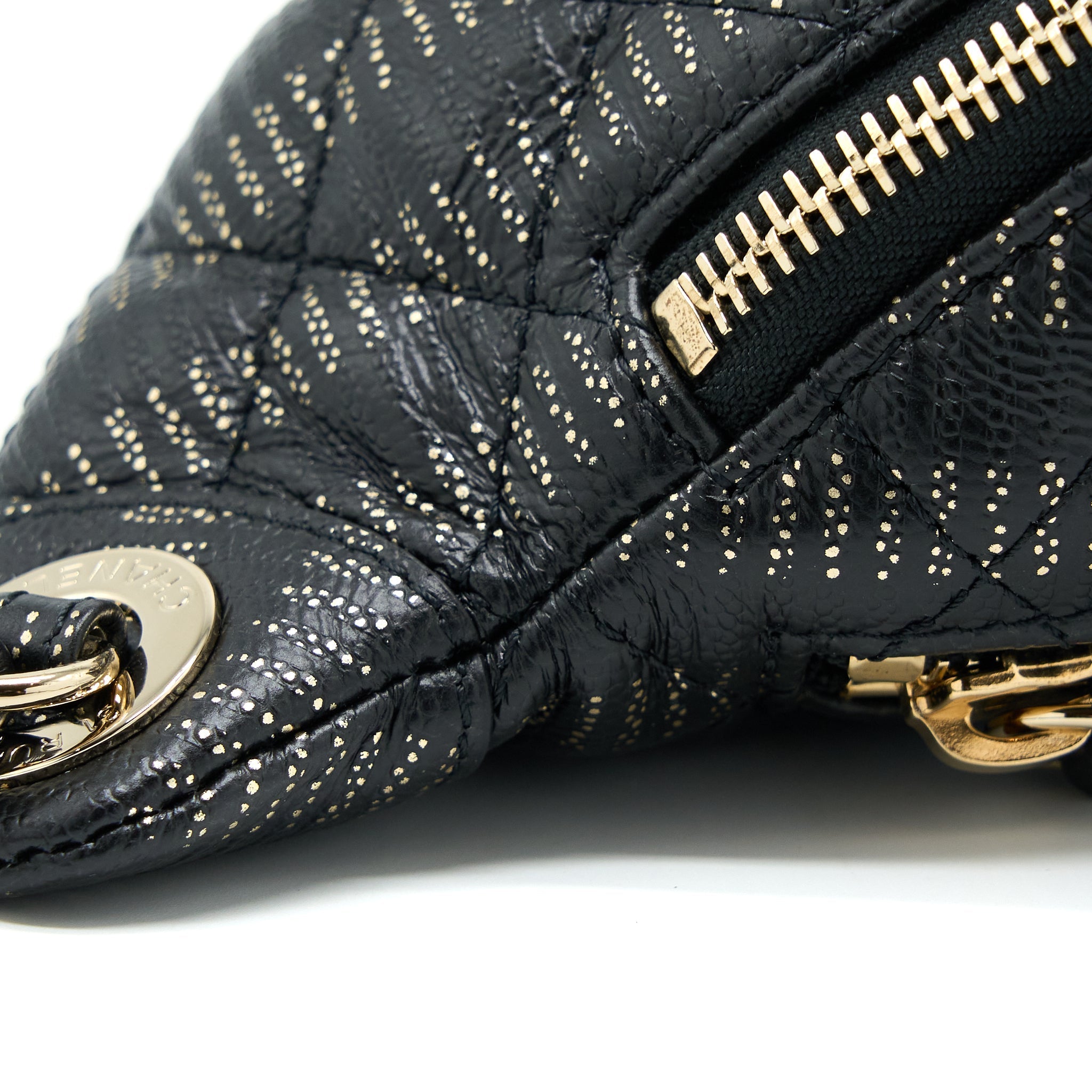 CHANEL SEASONAL WAIST BAG CALFSKIN BLACK/GOLD GHW