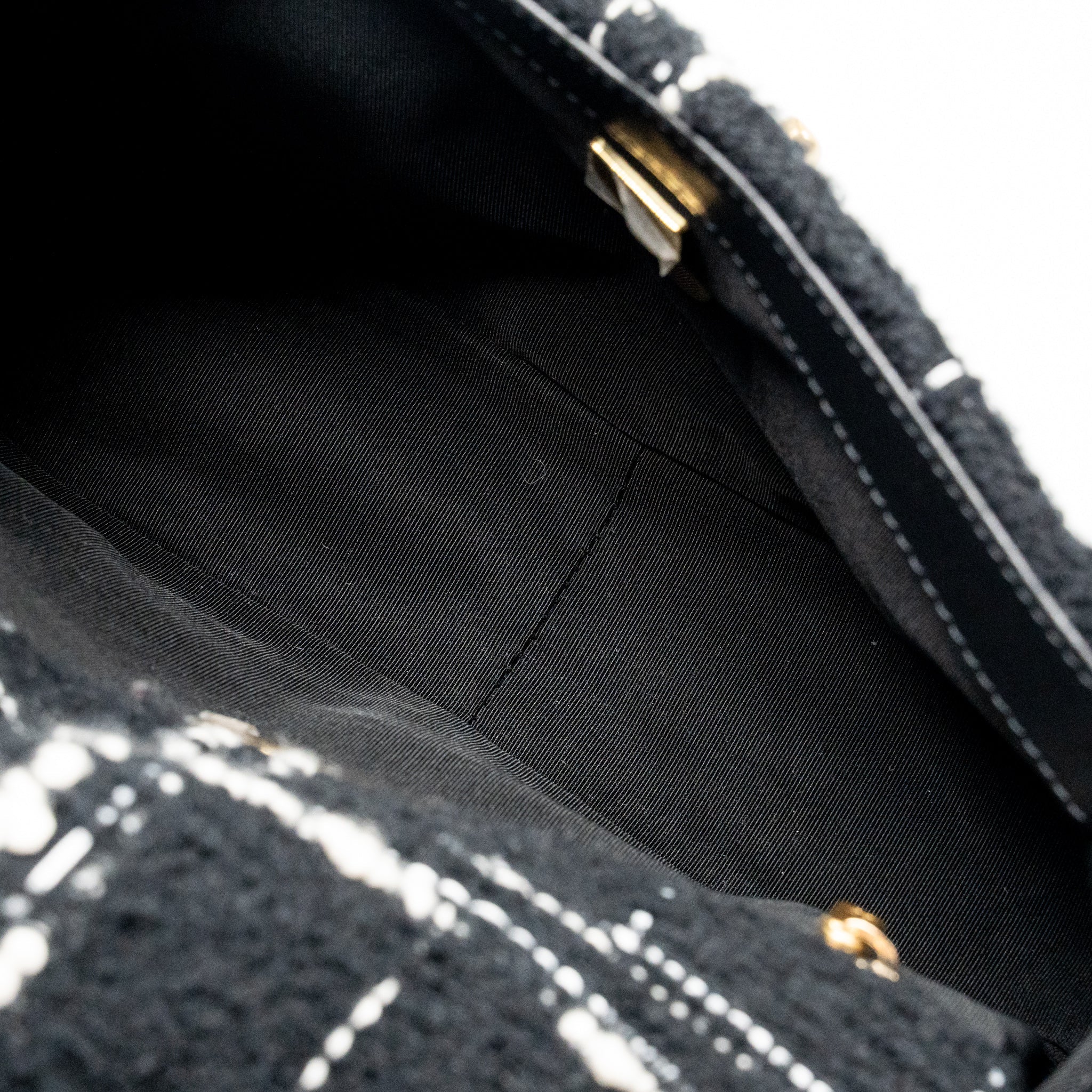 CHANEL SMALL 19 BAG TWEED BLACK / WHITE MULTICOLOUR HARDWARE (MICROCHIP)
