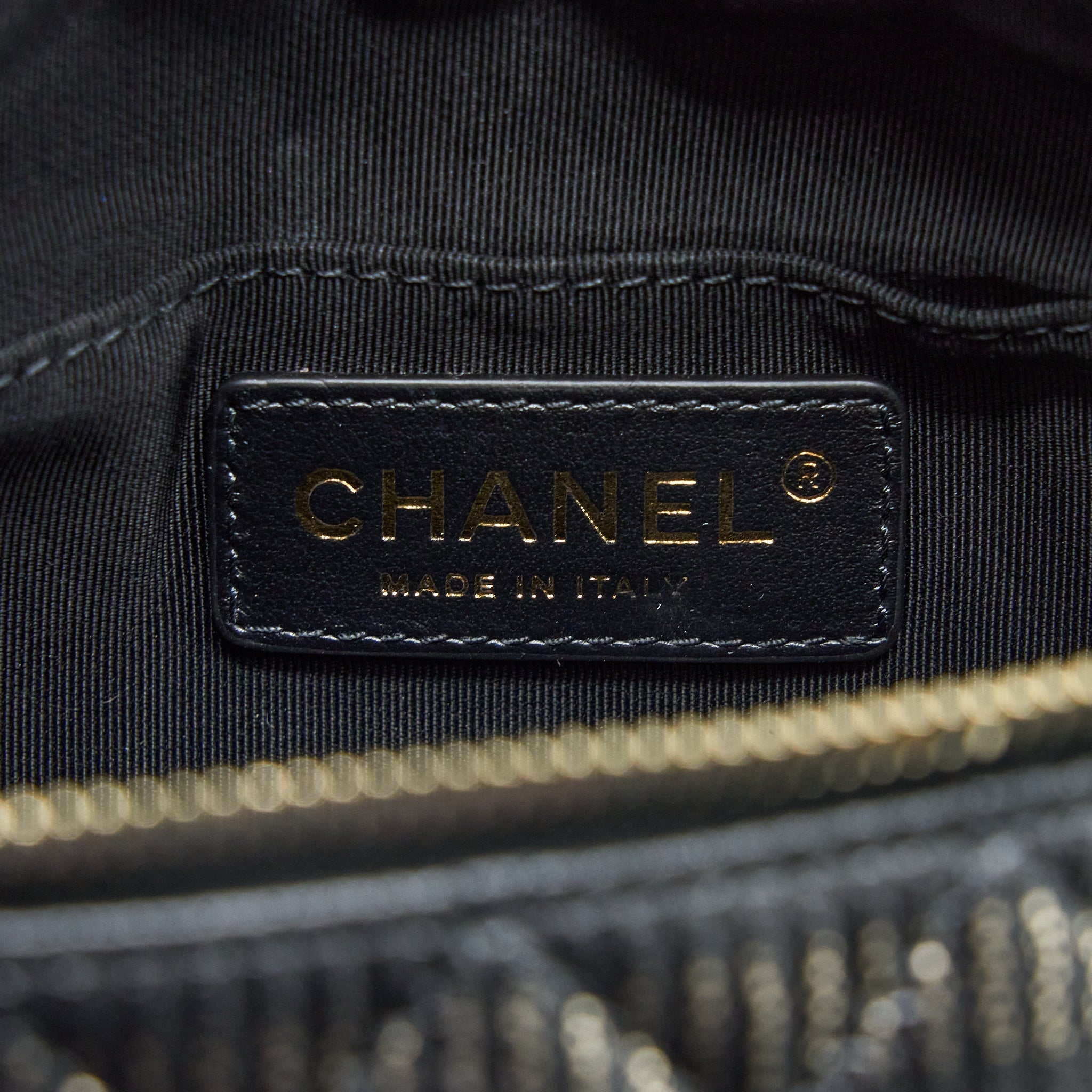 CHANEL SEASONAL WAIST BAG CALFSKIN BLACK/GOLD GHW