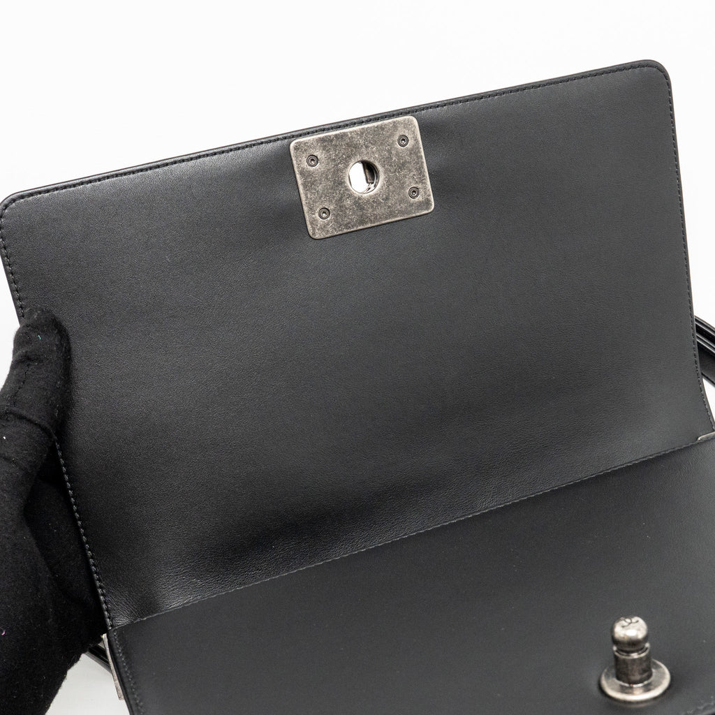 CHANEL MEDIUM BOY BAG CALFSKIN BLACK RUTHENIUM SHW