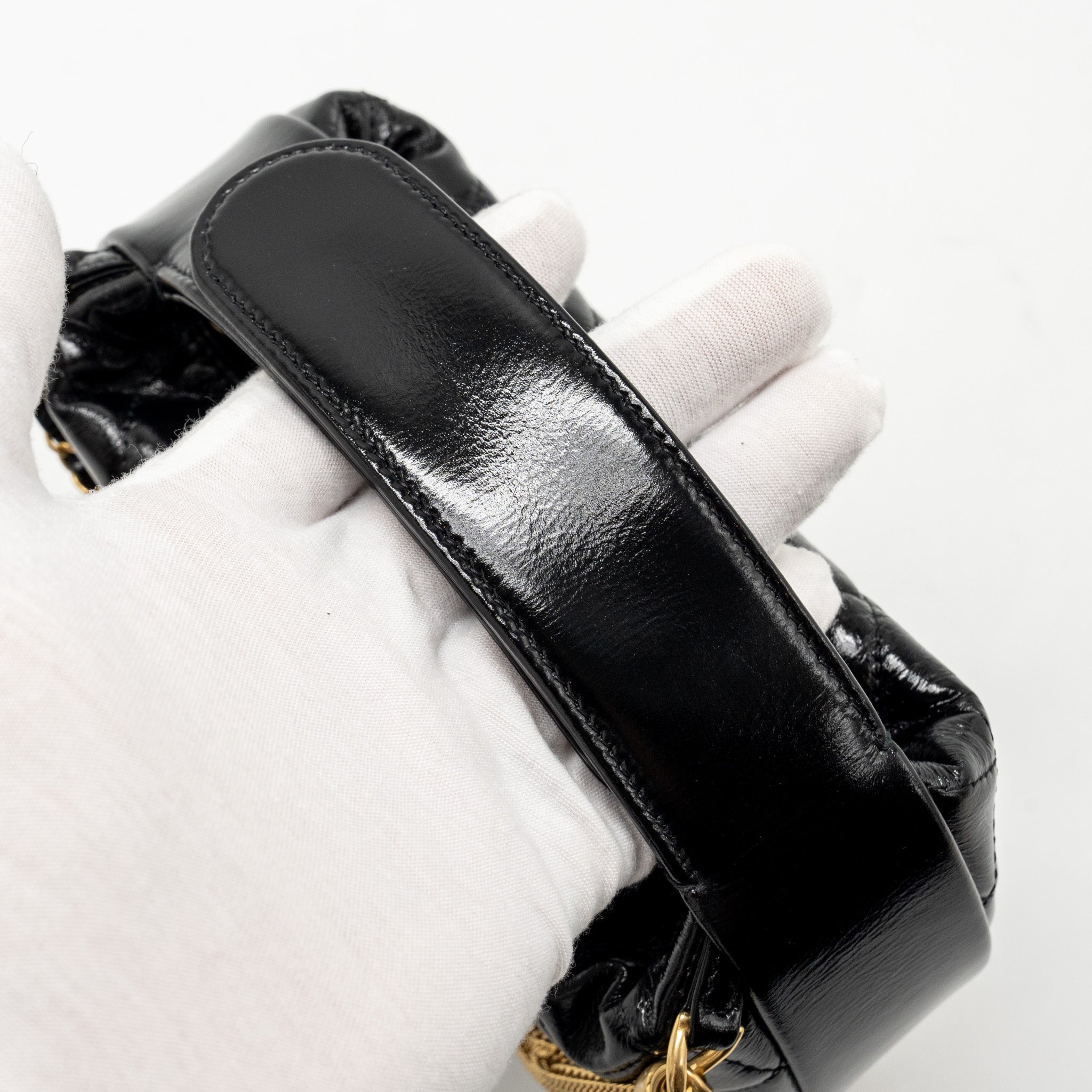 CHANEL 21A ROUND CLUTCH WITH DETAIL CHAIN CALFSKIN BLACK GHW(MICROCHIP)