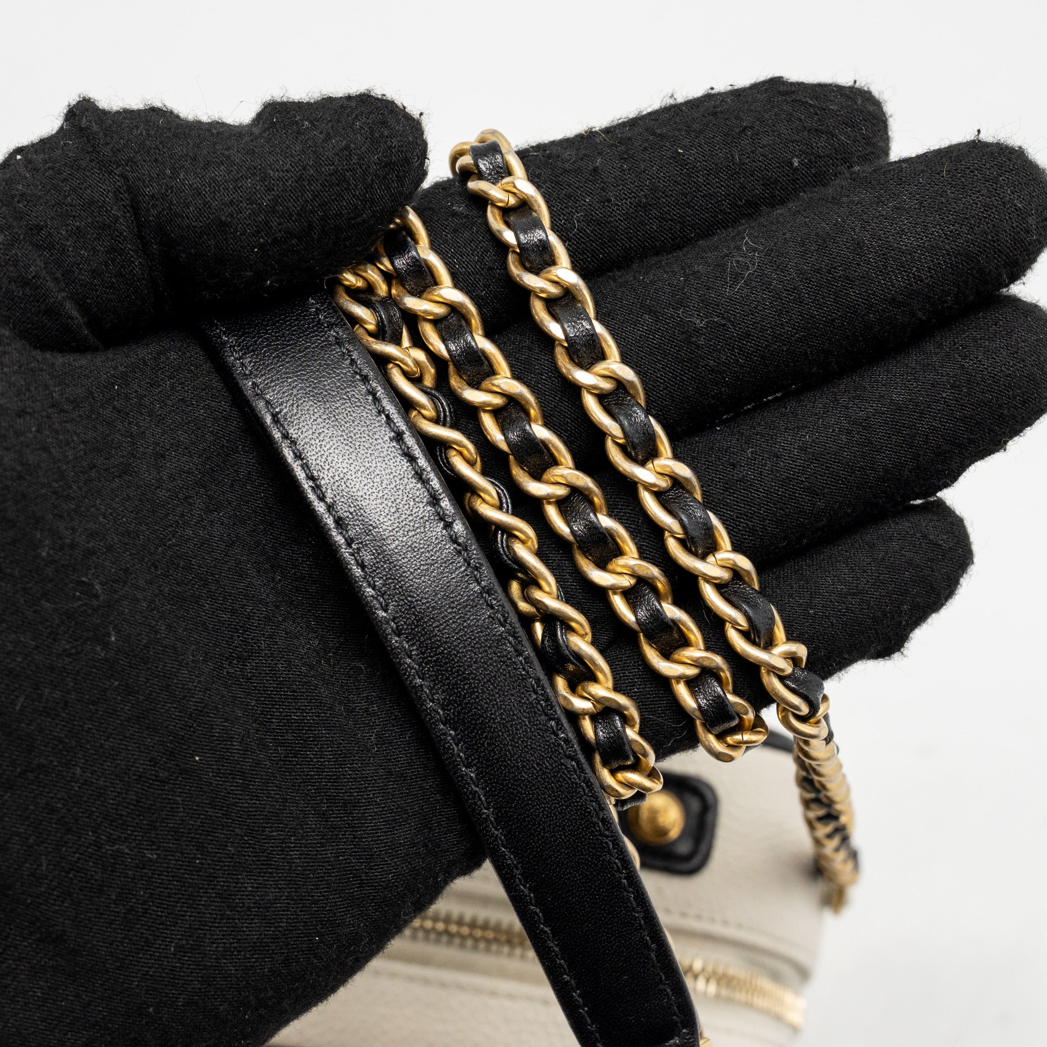 CHANEL CC FILIGREE VANITY CASE CAVIAR WHITE/BLACK GHW