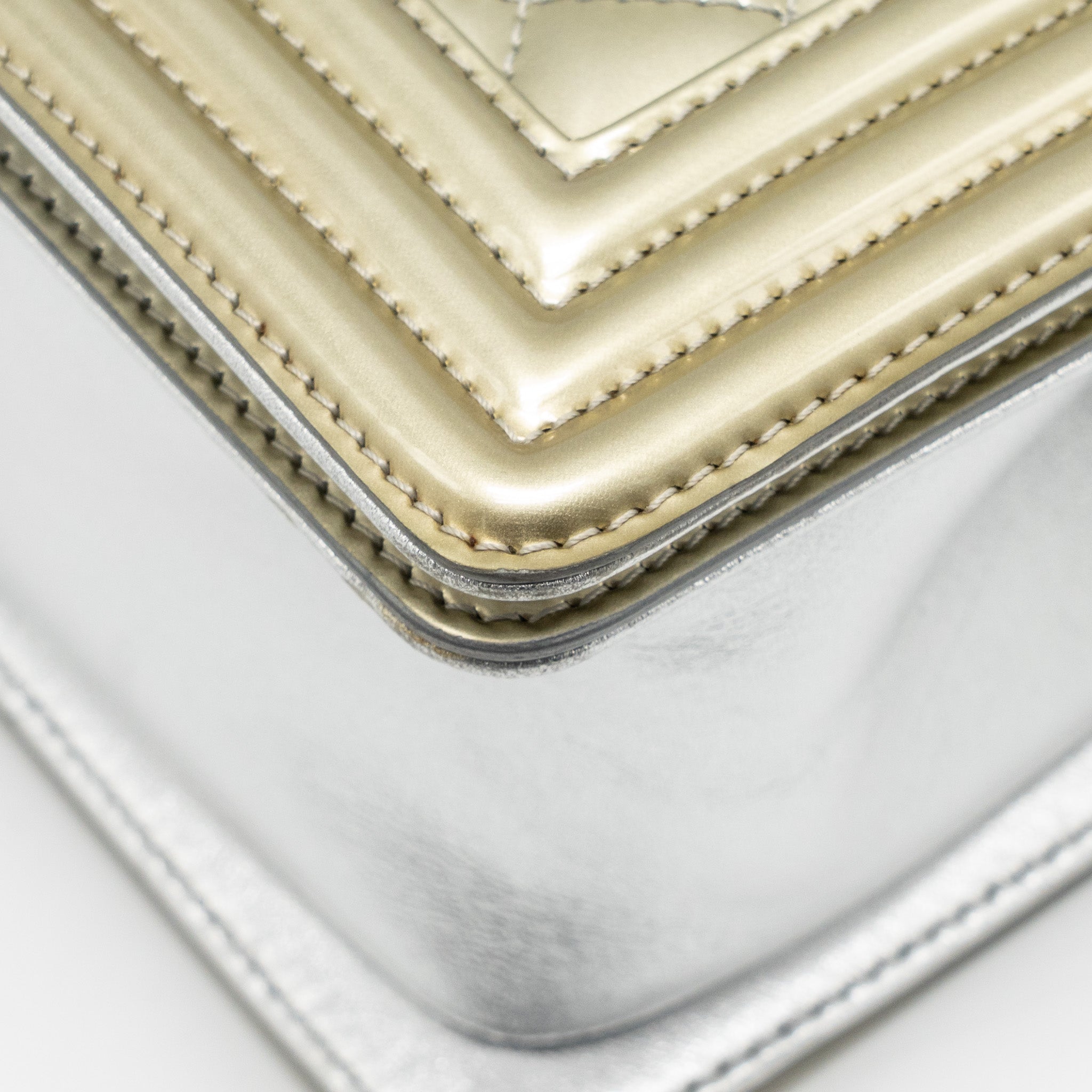 CHANEL MEDIUM BOY BAG METALLIC PATENT CALFSKIN/METALLIC LAMBSKIN GOLD/SILVER SHW