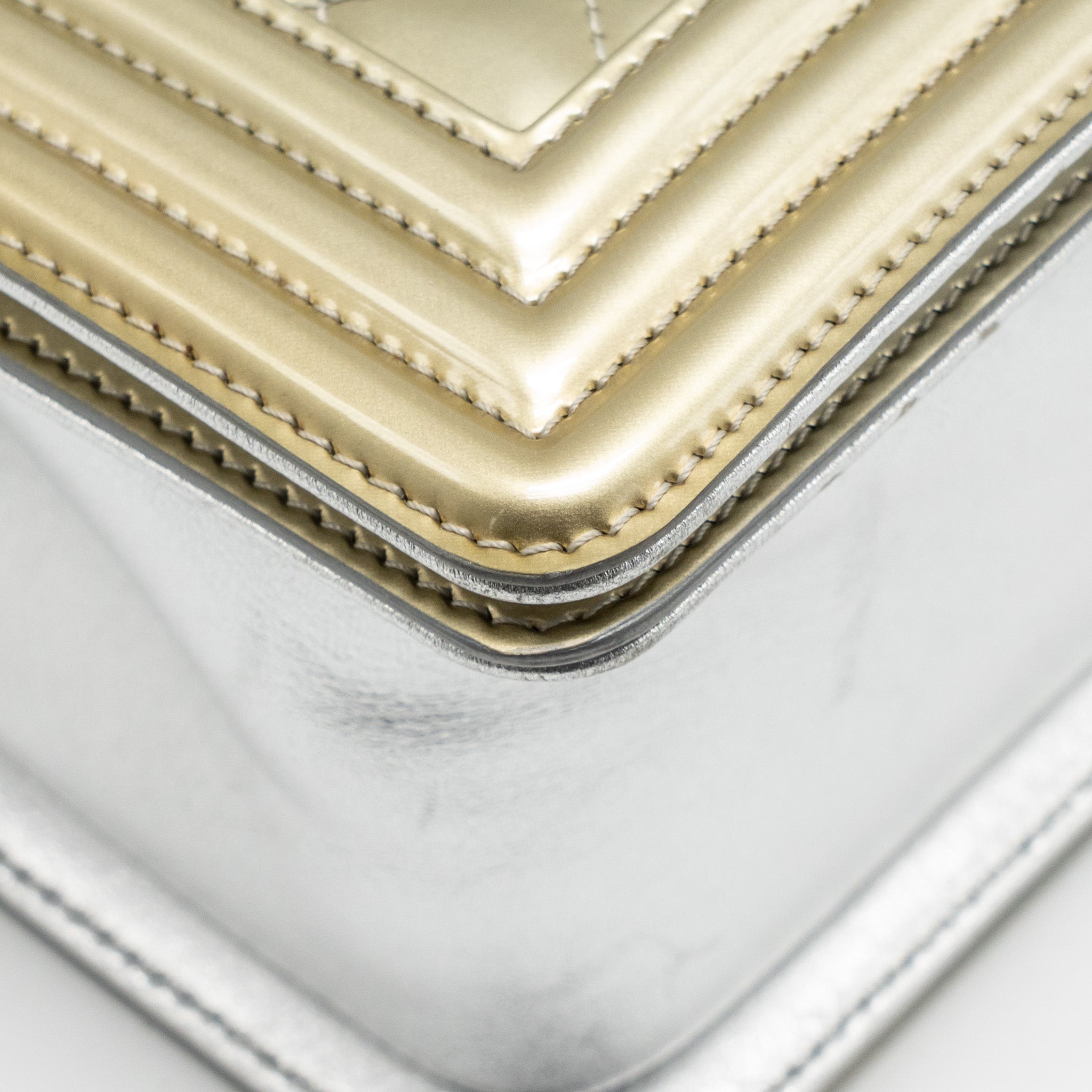 CHANEL MEDIUM BOY BAG METALLIC PATENT CALFSKIN/METALLIC LAMBSKIN GOLD/SILVER SHW