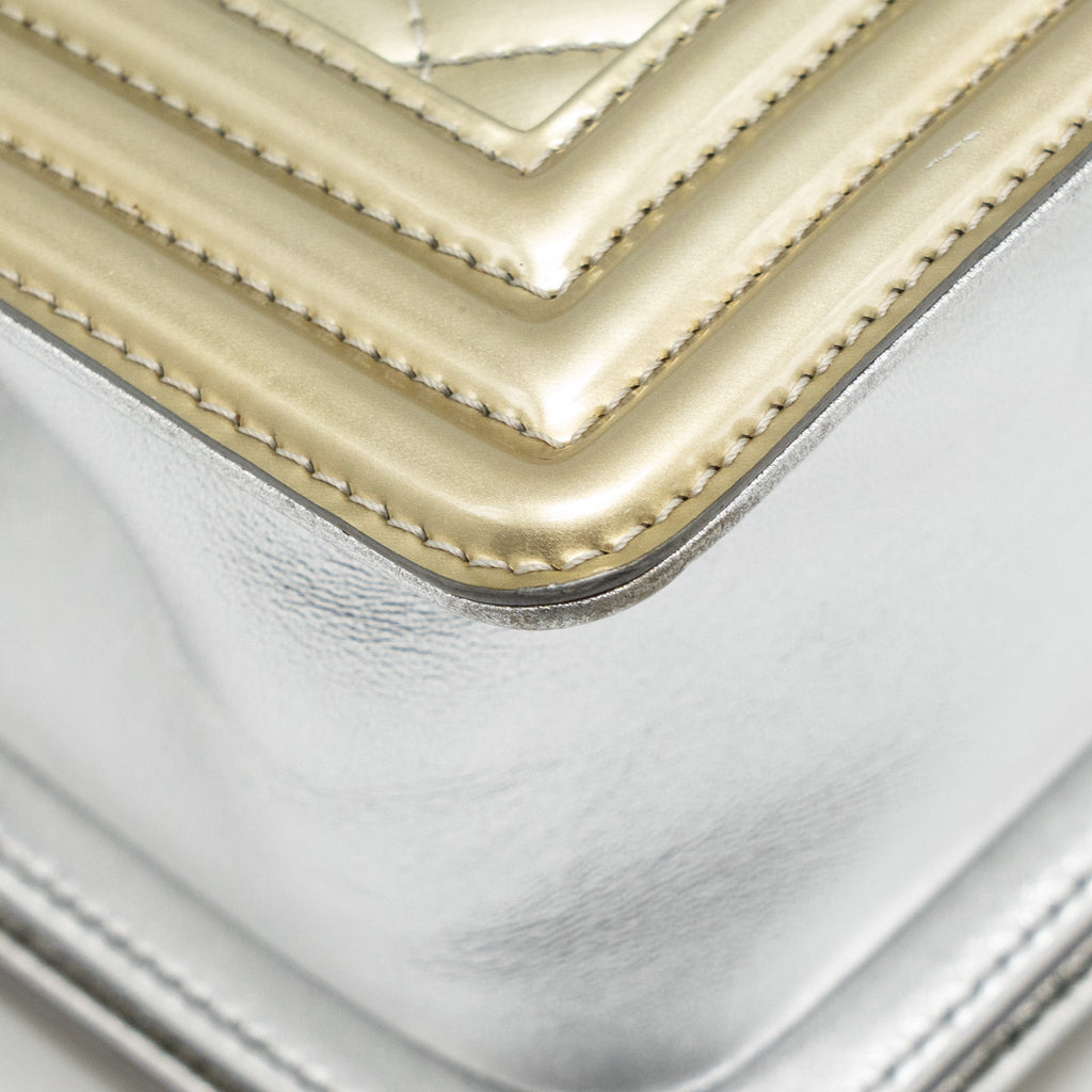 CHANEL MEDIUM BOY BAG METALLIC PATENT CALFSKIN/METALLIC LAMBSKIN GOLD/SILVER SHW