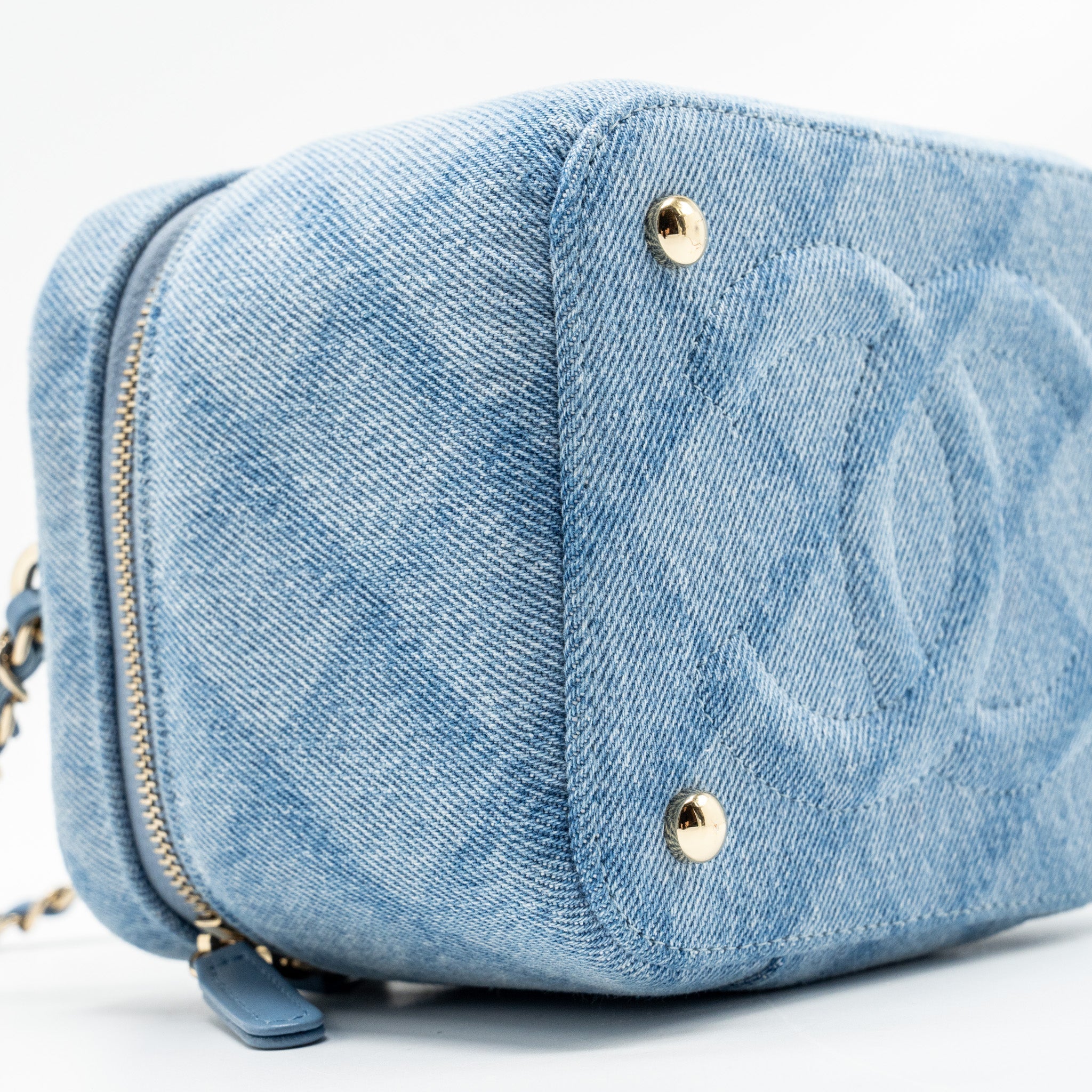 CHANEL VANITY CASE WITH CHAIN DENIM BLUE LGHW (MICROCHIP)