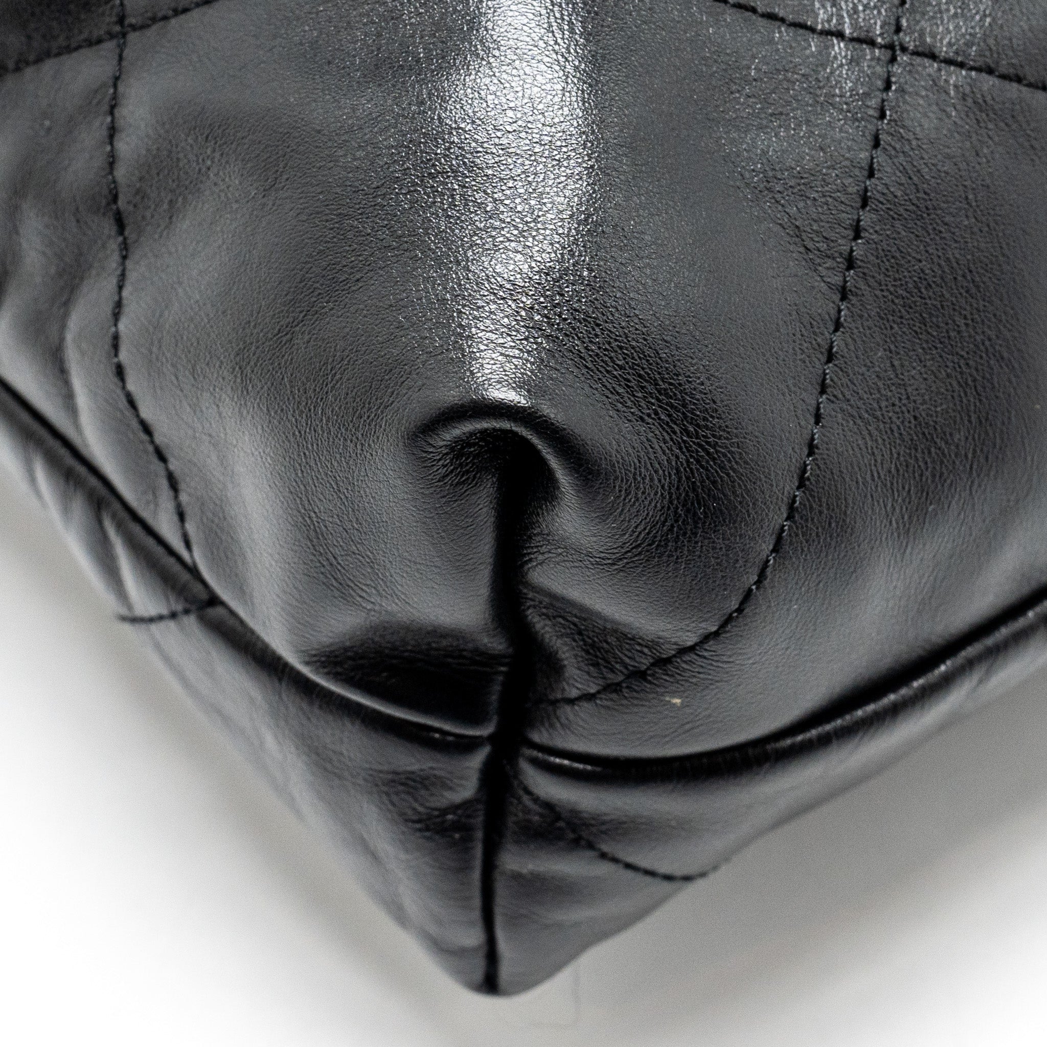 CHANEL MEDIUM 22 BAG CALFSKIN SO BLACK (MICROCHIP)
