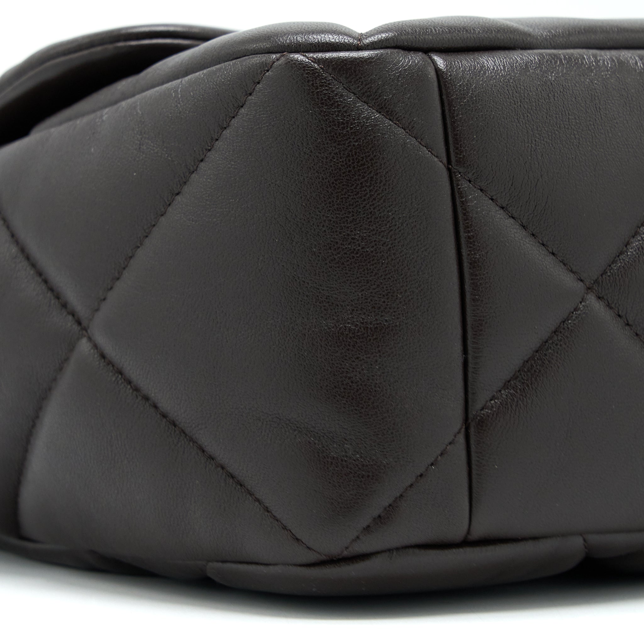 CHANEL 21A MAXI 19 FLAP BAG LAMBSKIN DARK BROWN MULTICOLOUR HARDWARE (MICROCHIP)