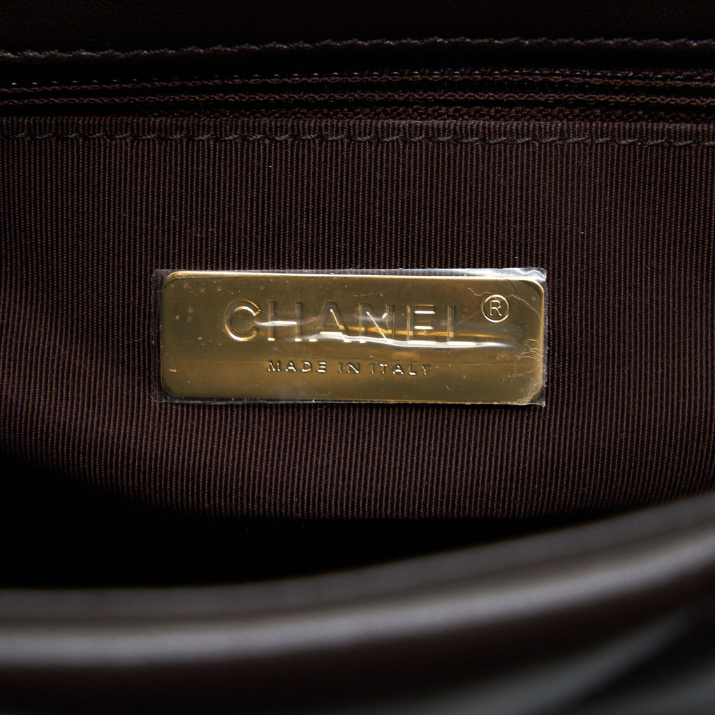 CHANEL 21A MAXI 19 FLAP BAG LAMBSKIN DARK BROWN MULTICOLOUR HARDWARE (MICROCHIP)