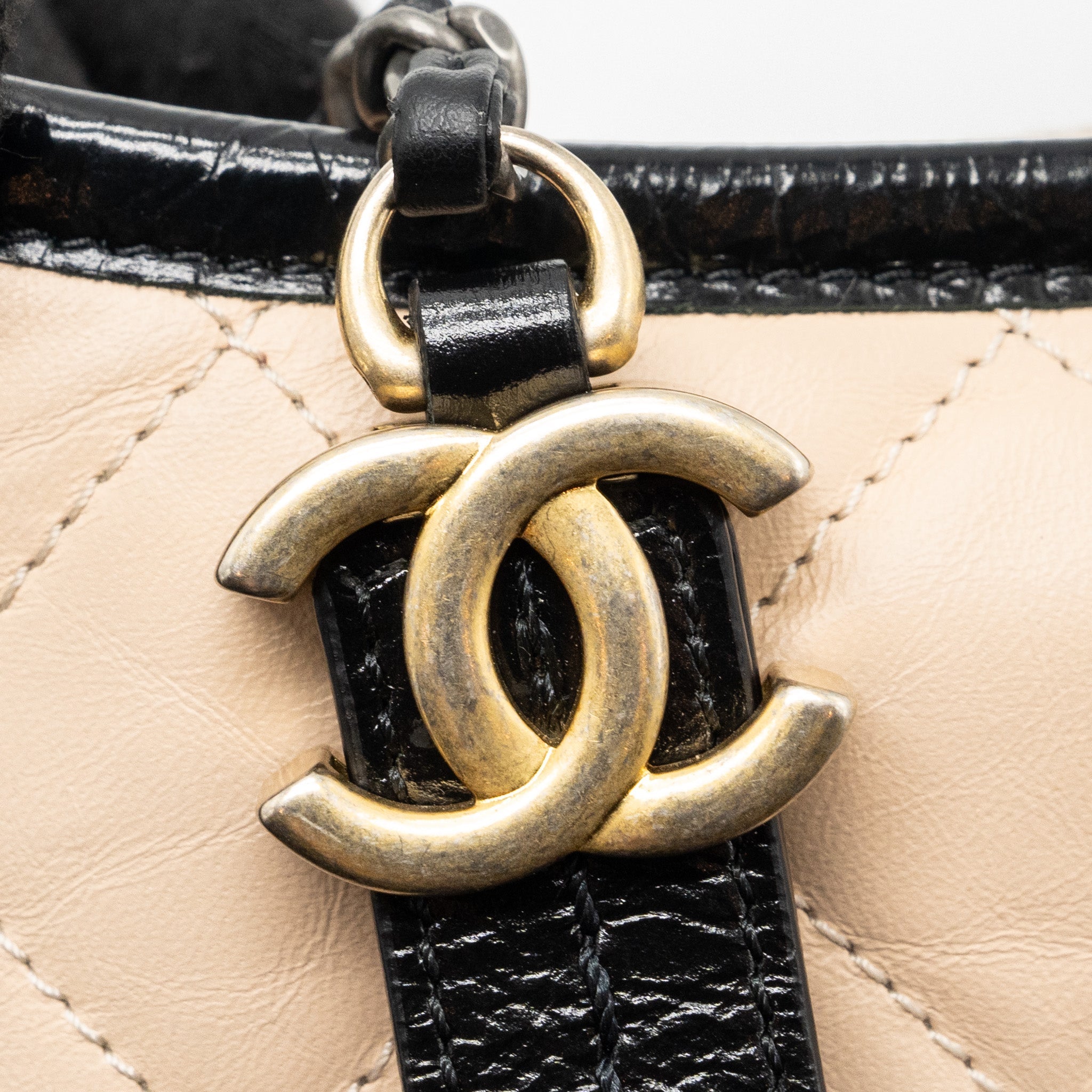 CHANEL SMALL GABRIELLE HOBO BAG CALFSKIN BEIGE / BLACK MULTICOLOUR HARDWARE