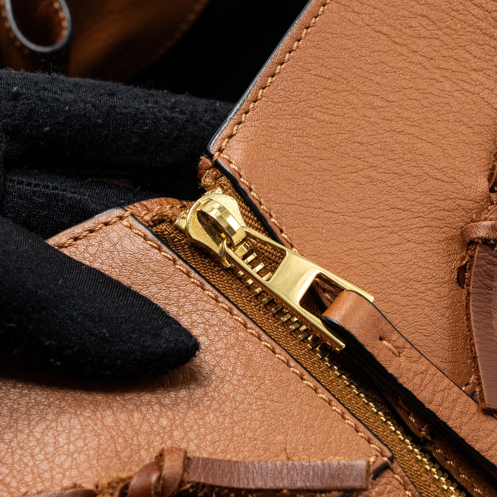 LOEWE SMALL HAMMOCK BAG CALFSKIN CARAMEL GHW