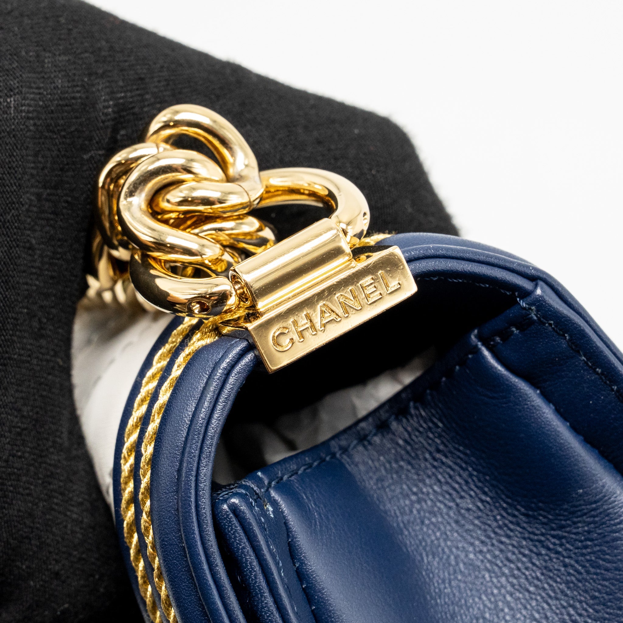 CHANEL SMALL CHEVRON BOY BAG CALFSKIN WHITE/NAVY GHW