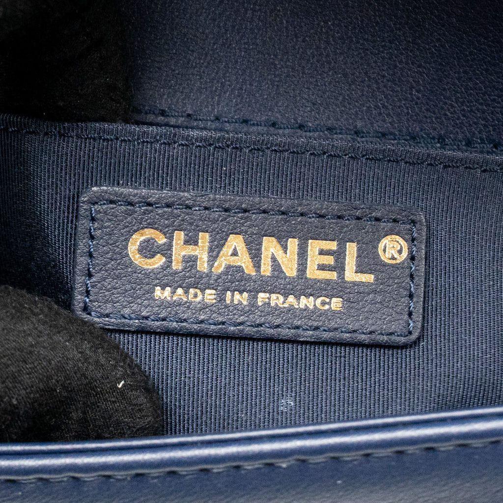 CHANEL SMALL CHEVRON BOY BAG CALFSKIN WHITE/NAVY GHW