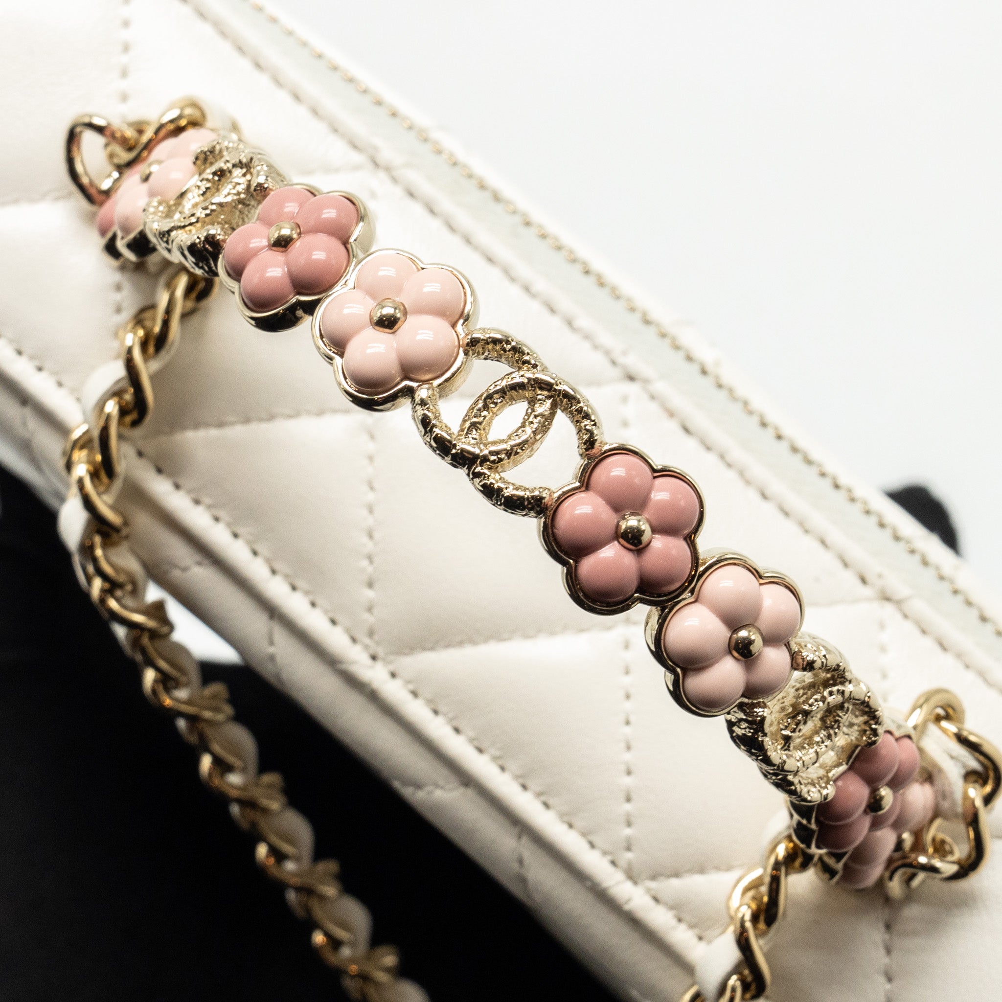 CHANEL 23K CAMELLIA TOP HANDLE LONG VANITY CASE WITH CHAIN CALFSKIN WHITE LGHW (MICROCHIP)