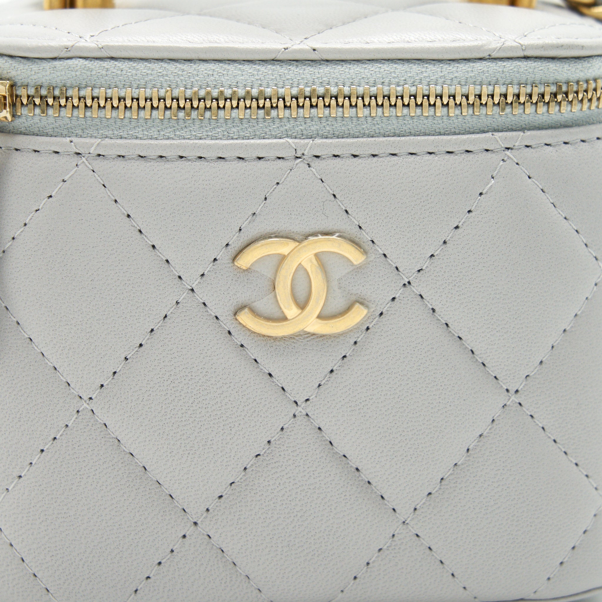 CHANEL 21A SMALL HANDLE VANITY WITH CHAIN GREY WITH GHW