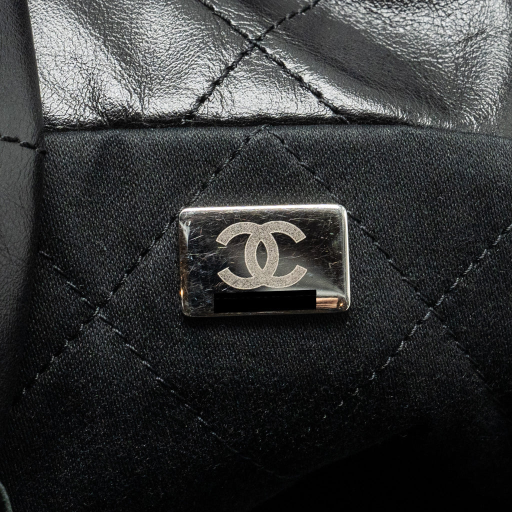 CHANEL MEDIUM 22 BAG CALFSKIN SO BLACK (MICROCHIP)